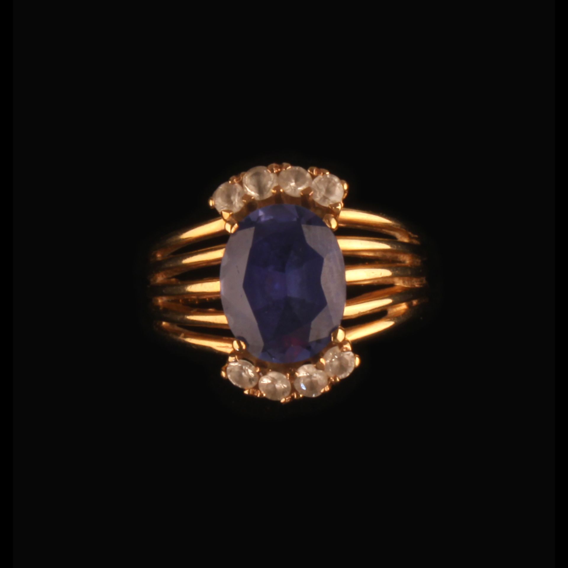 A DRESS RING SET WITH BEAUTIFUL COLOUR LARGE SAPPHIRE +8 WHITE STONES - Image 4 of 4