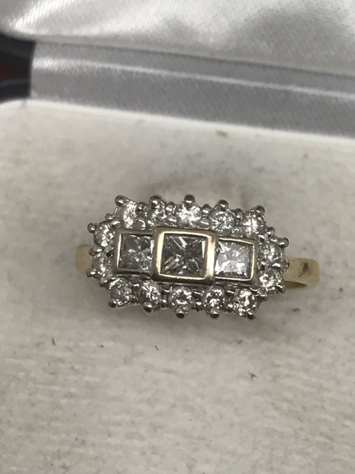 18ct GOLD RADIANT CUT DIAMONDS SURROUNDED BY 14 ROUND CUT DIAMONDS 1.00ct - Image 2 of 5