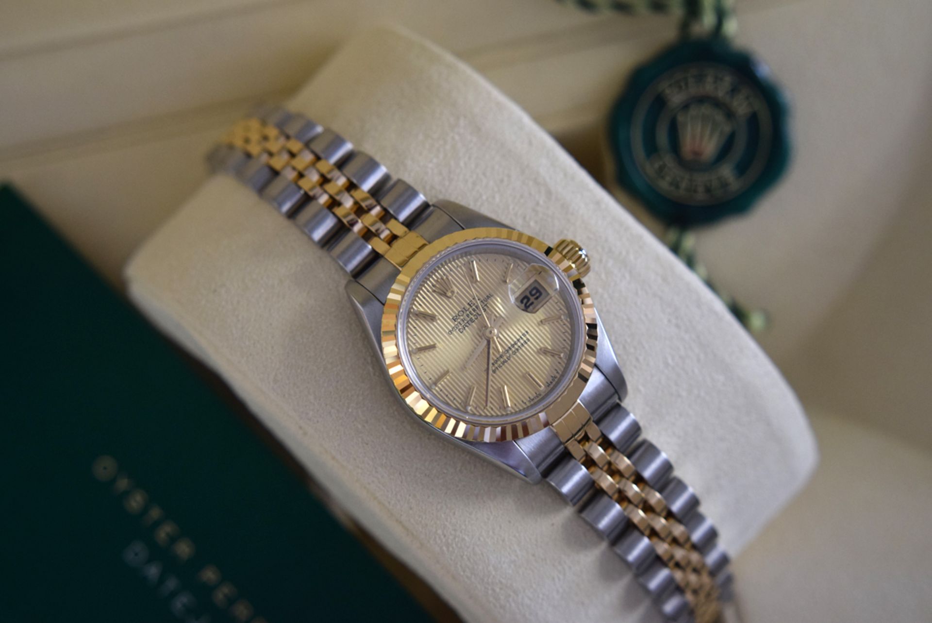 ROLEX DATEJUST - Ladies 26mm - STEEL & 18K GOLD with TAPESTRY DIAL - Image 9 of 9