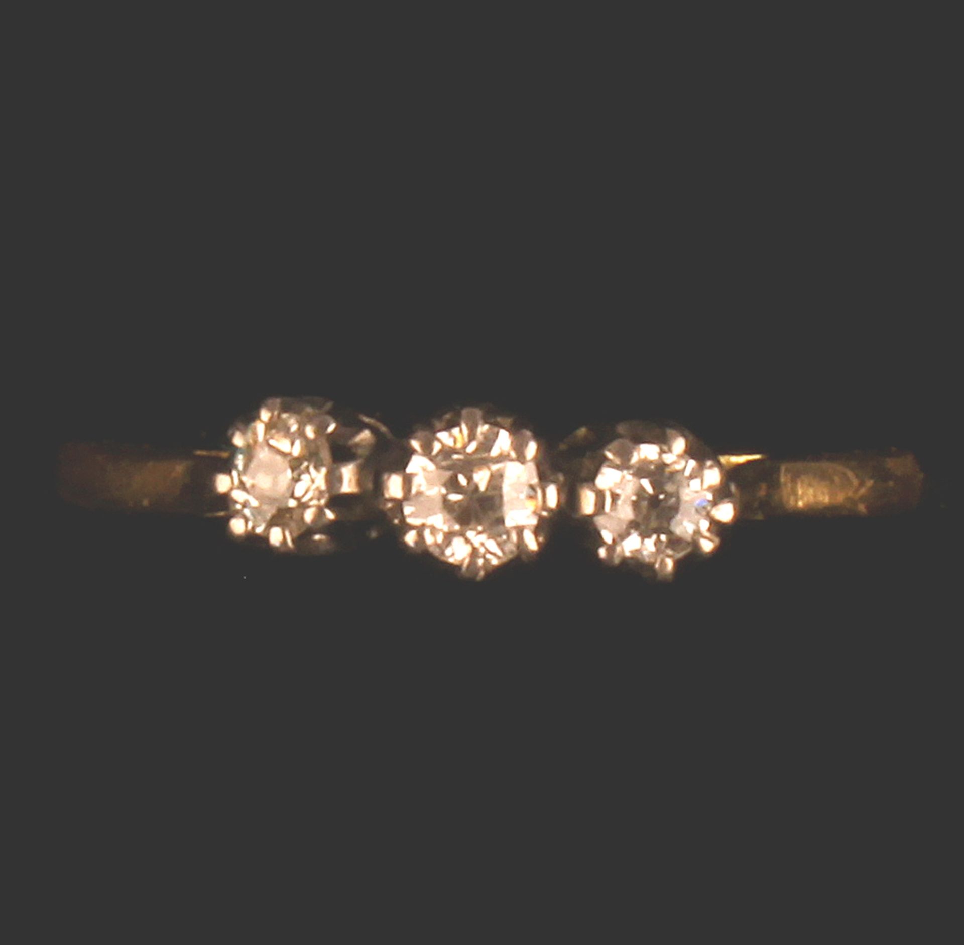 GOLD 3 STONE DIAMOND RING - SIZE N - Image 2 of 4