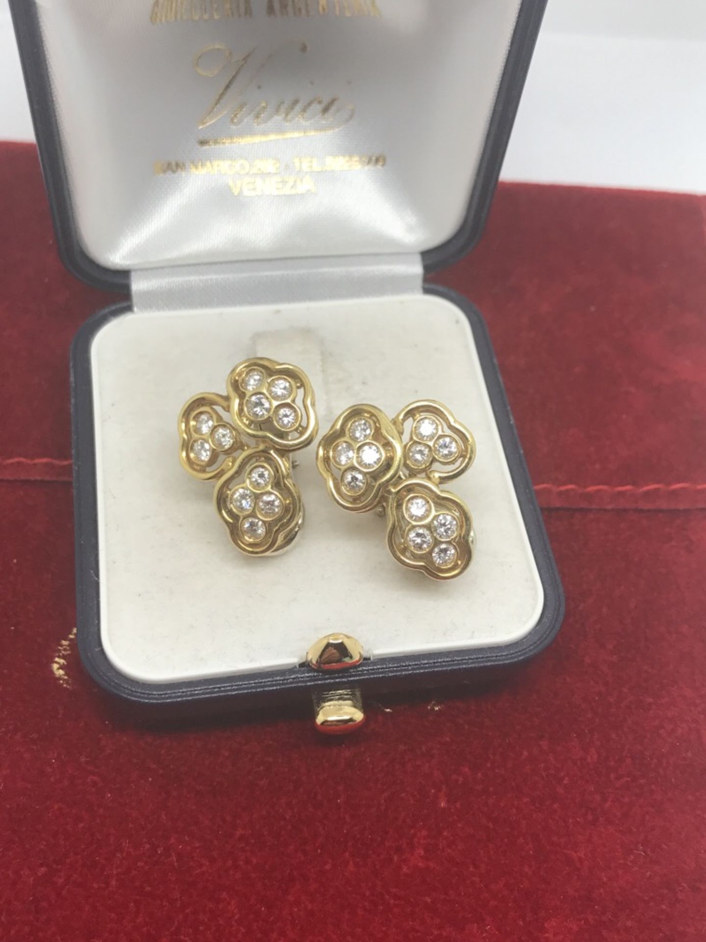 18ct YELLOW GOLD EARRINGS 1.10cts OF HIGH QUALITY DIAMONDS VS CLARITY & E/F COLOUR - Image 2 of 6