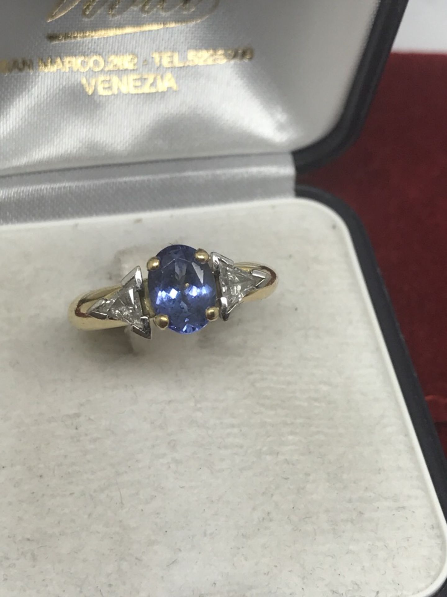 HIGH QUALITY 18ct GOLD TANZANITE FLANKED BY TWO TRILLION CUT DIAMONDS