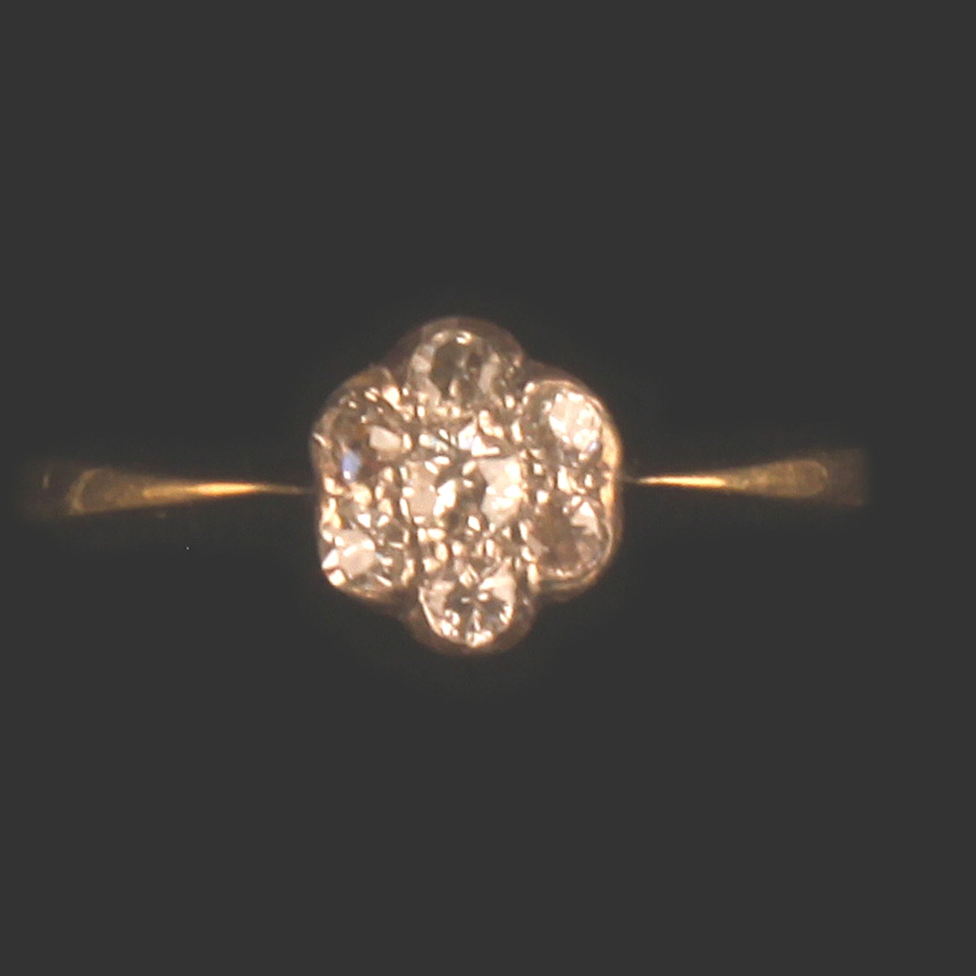 10ct GOLD DIAMOND CLUSTER RING - Image 2 of 4