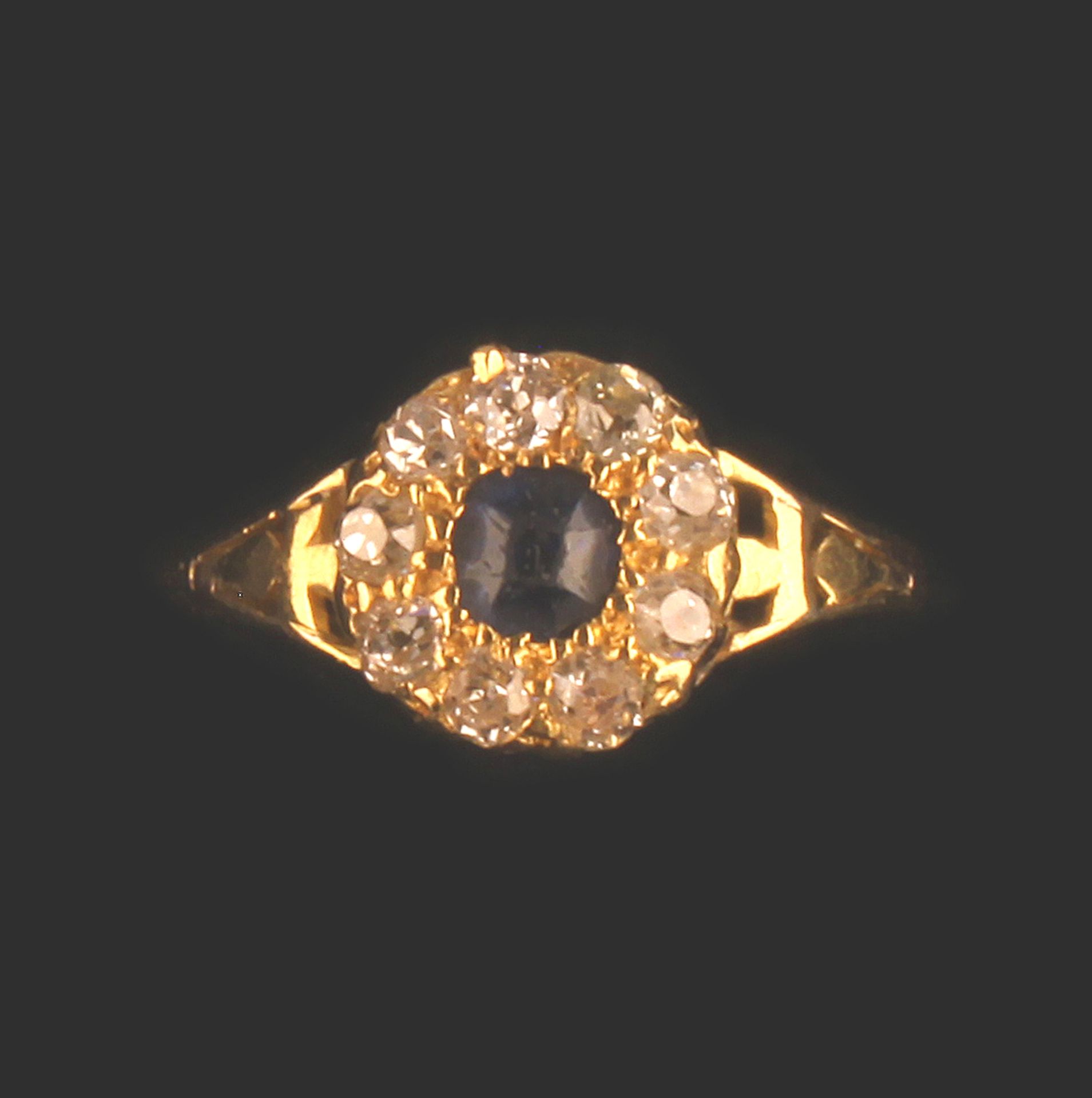 SAPPHIRE & OLD CUT DIAMOND CLUSTER RING - Image 3 of 4