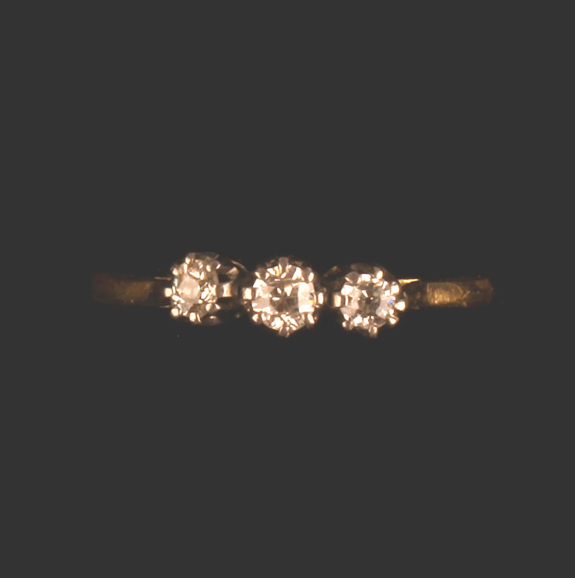 GOLD 3 STONE DIAMOND RING - SIZE N - Image 3 of 4