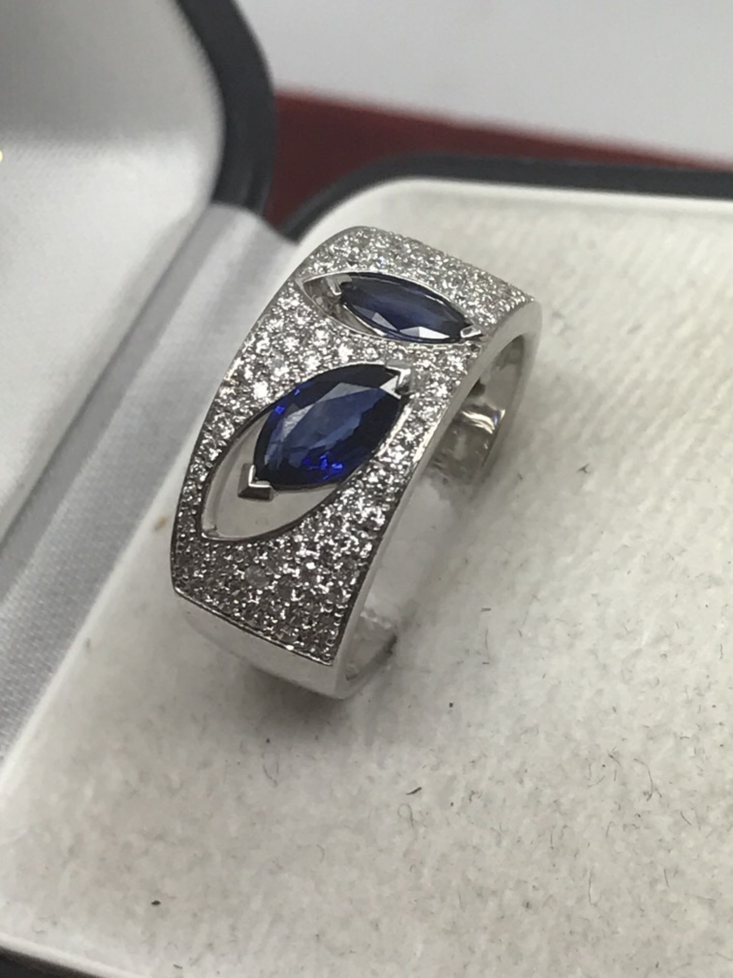 18ct WHITE GOLD DIAMOND & SAPPHIRE RING