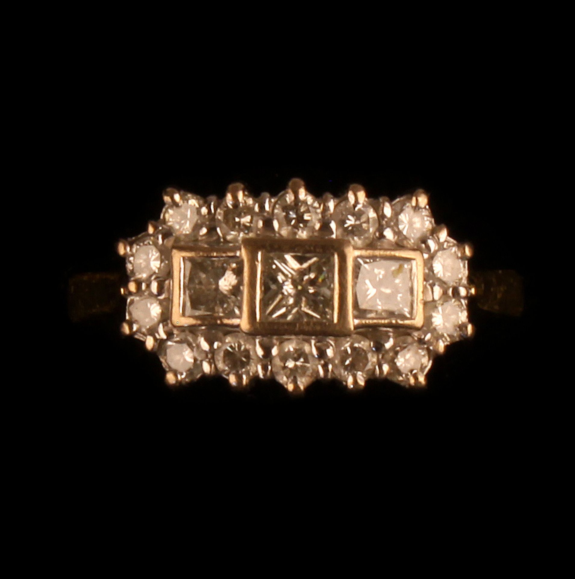 18ct GOLD RADIANT CUT DIAMONDS SURROUNDED BY 14 ROUND CUT DIAMONDS 1.00ct - Image 4 of 5