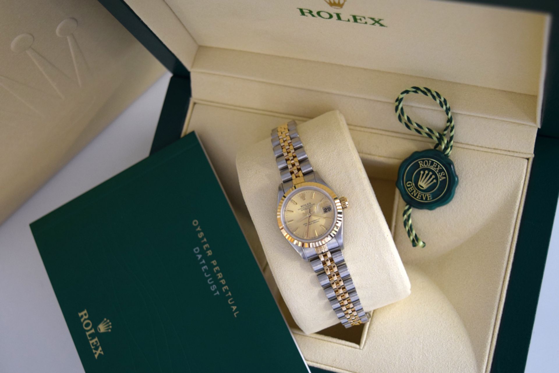 ROLEX DATEJUST - Ladies 26mm - STEEL & 18K GOLD with TAPESTRY DIAL - Image 8 of 9