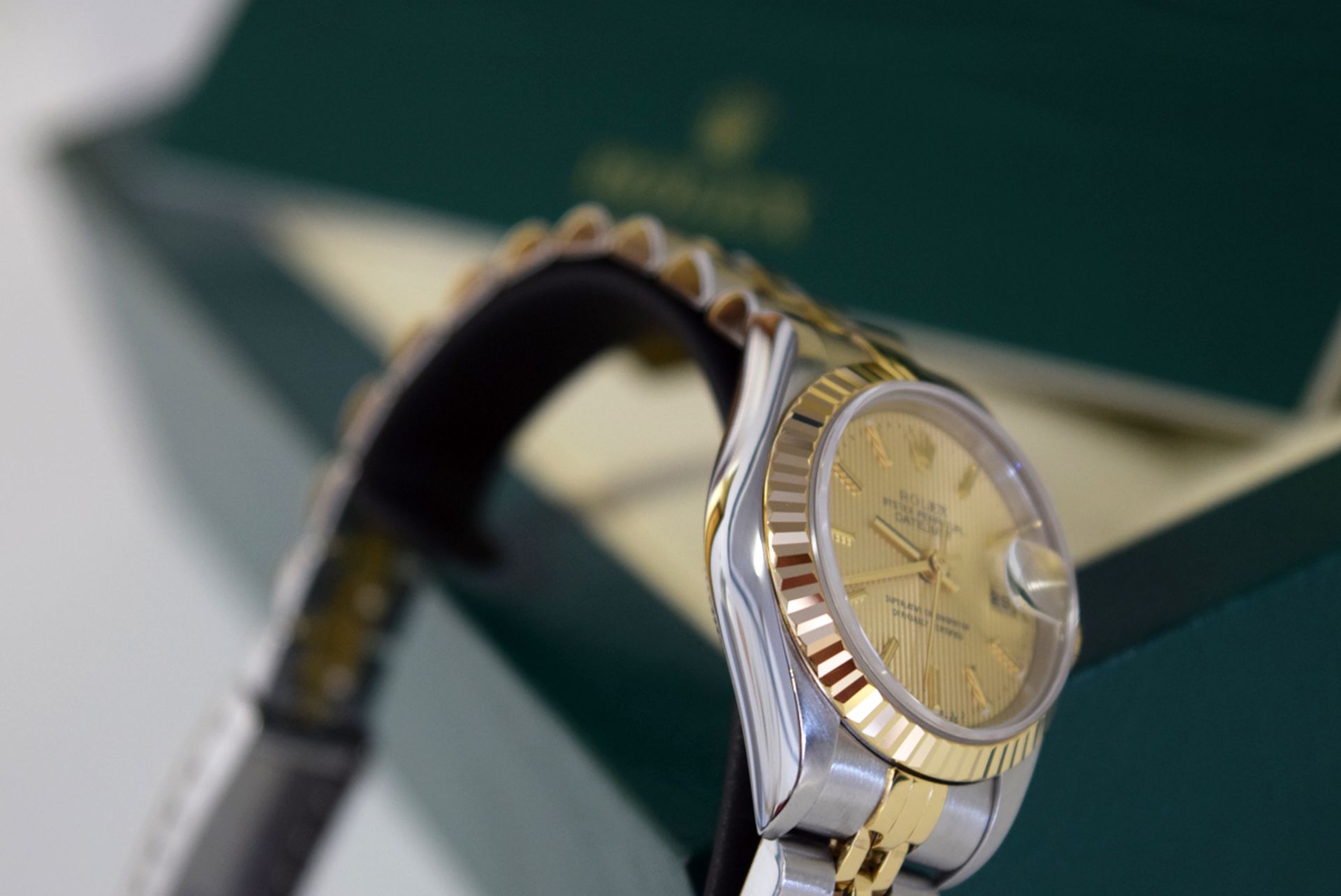 ROLEX DATEJUST - Ladies 26mm - STEEL & 18K GOLD with TAPESTRY DIAL - Image 6 of 9