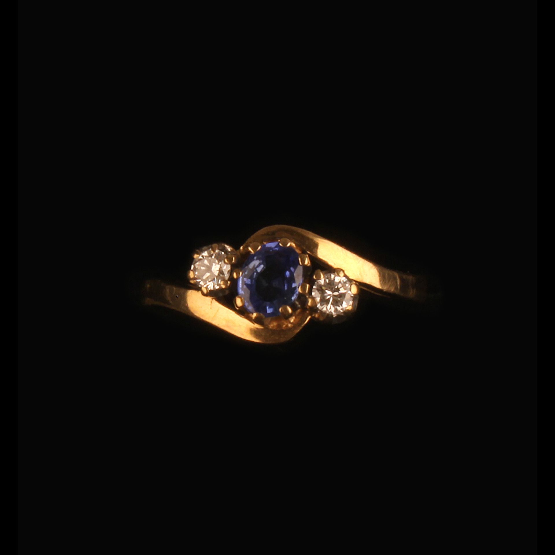 9ct GOLD SAPPHIRE & DIAMOND TWIST RING - Image 4 of 4