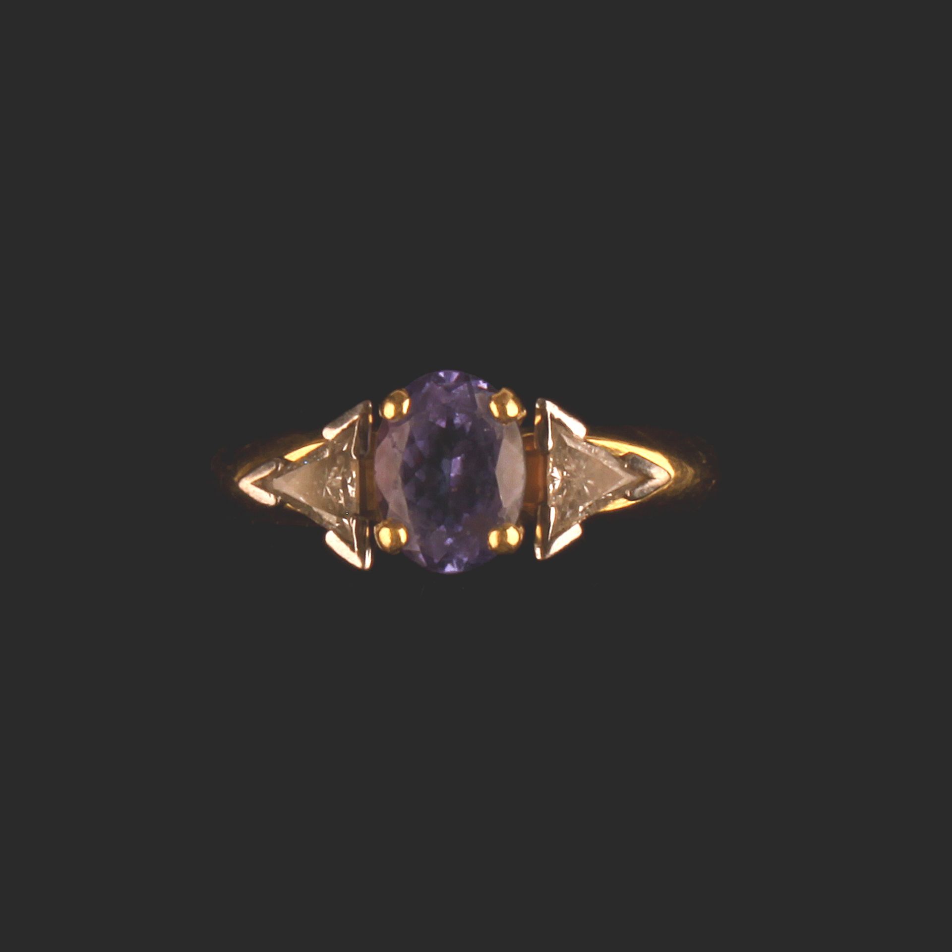 HIGH QUALITY 18ct GOLD TANZANITE FLANKED BY TWO TRILLION CUT DIAMONDS - Image 4 of 5