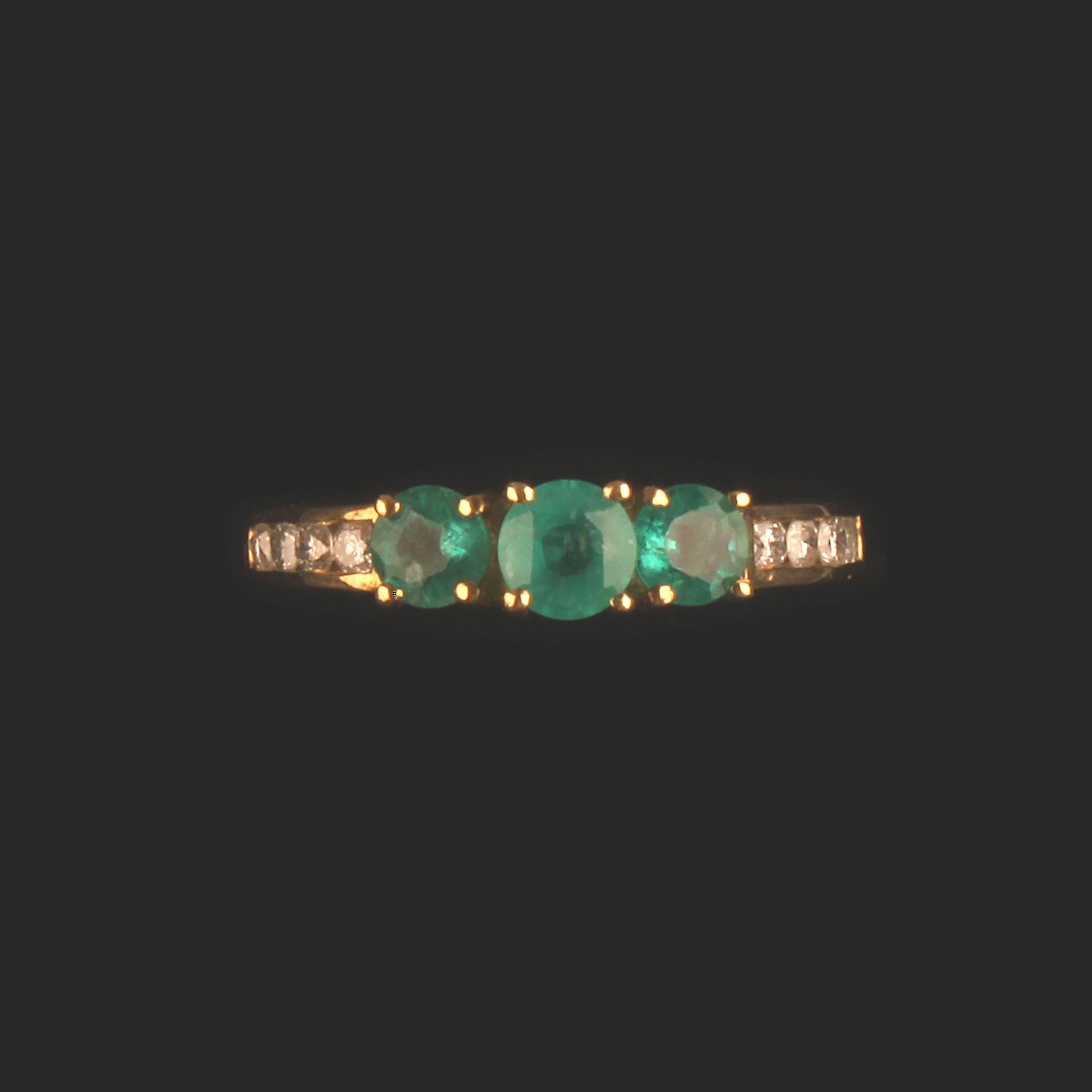 9ct GOLD 3 HIGH QUALITY EMERALDS WITH DIAMOND SHOULDERS - SIZE O - Image 5 of 5