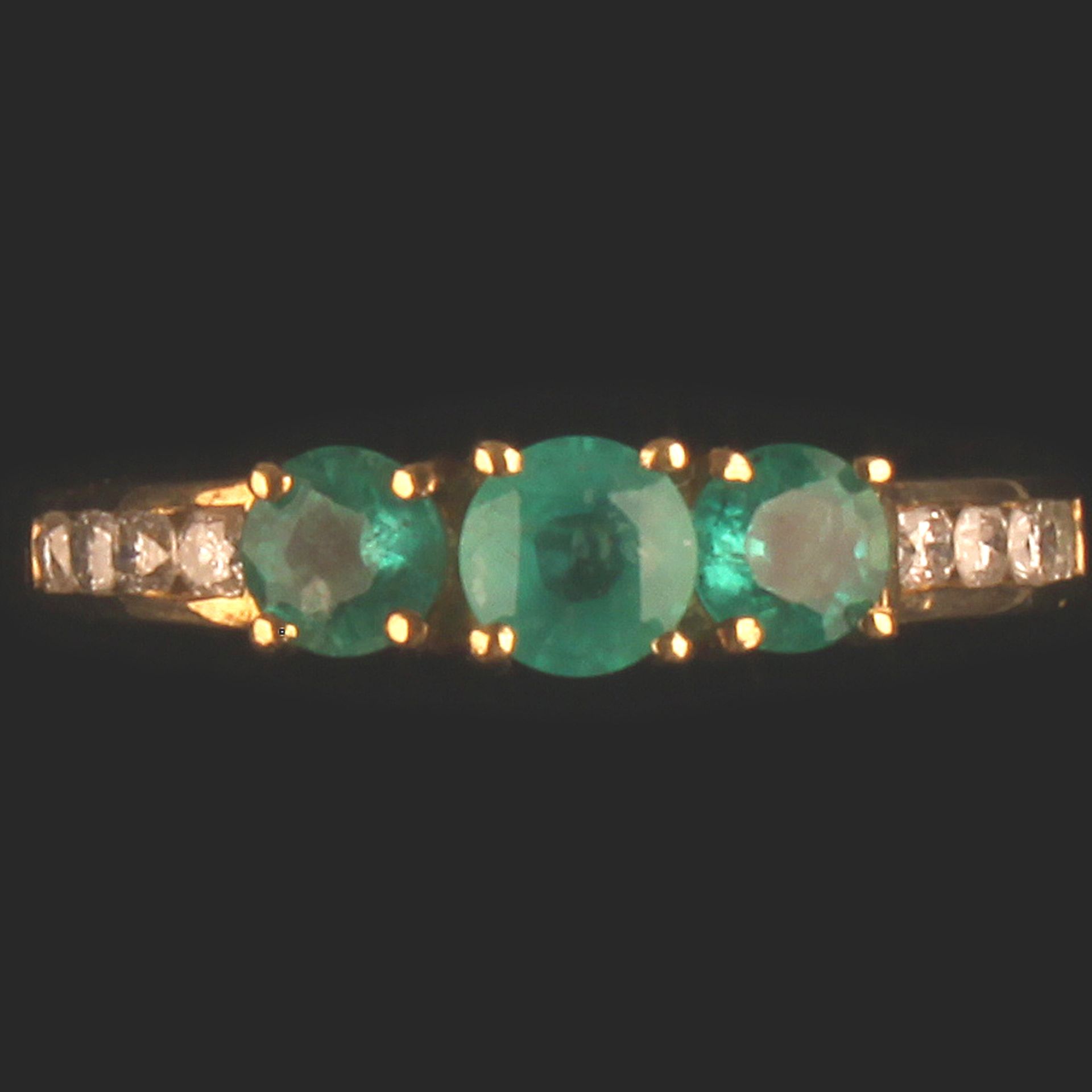 9ct GOLD 3 HIGH QUALITY EMERALDS WITH DIAMOND SHOULDERS - SIZE O - Image 3 of 5