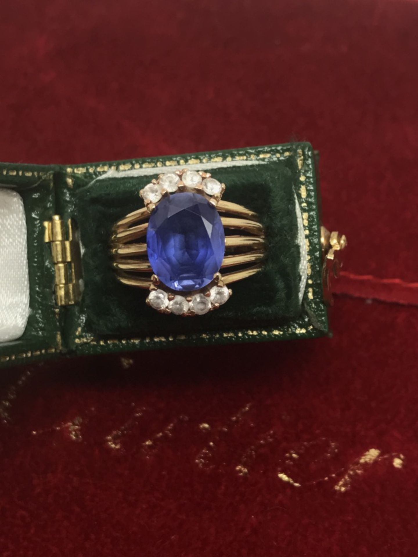 A DRESS RING SET WITH BEAUTIFUL COLOUR LARGE SAPPHIRE +8 WHITE STONES