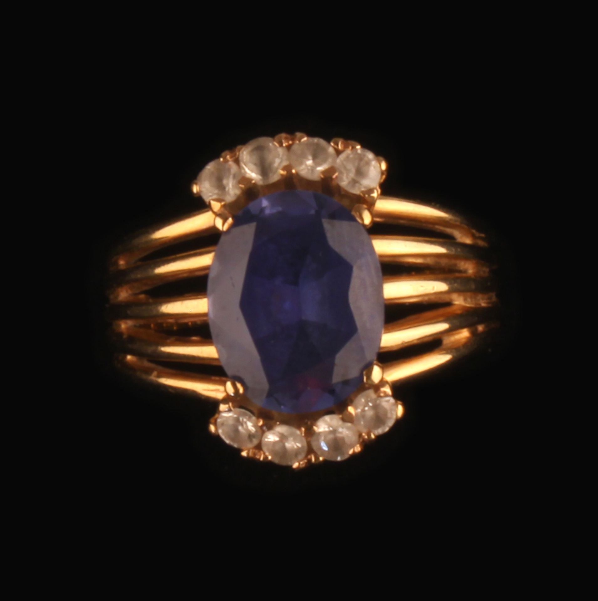 A DRESS RING SET WITH BEAUTIFUL COLOUR LARGE SAPPHIRE +8 WHITE STONES - Image 3 of 4