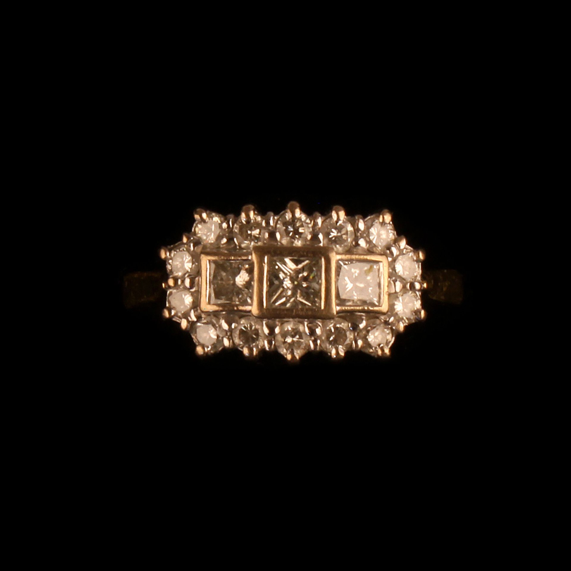 18ct GOLD RADIANT CUT DIAMONDS SURROUNDED BY 14 ROUND CUT DIAMONDS 1.00ct - Image 5 of 5