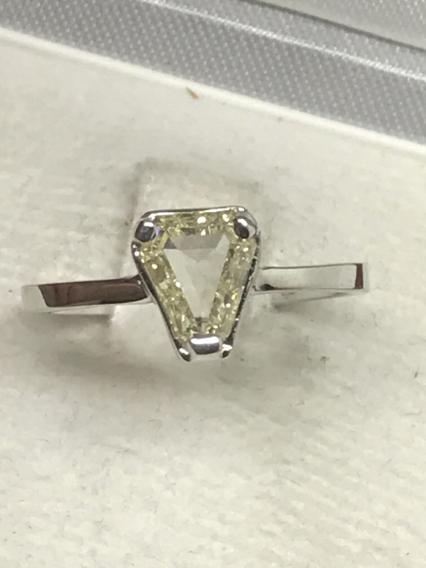 18ct WHITE GOLD SET WITH ONE TRILLION CUT YELLOW DIAMOND SI2 1.19ct - Image 2 of 6