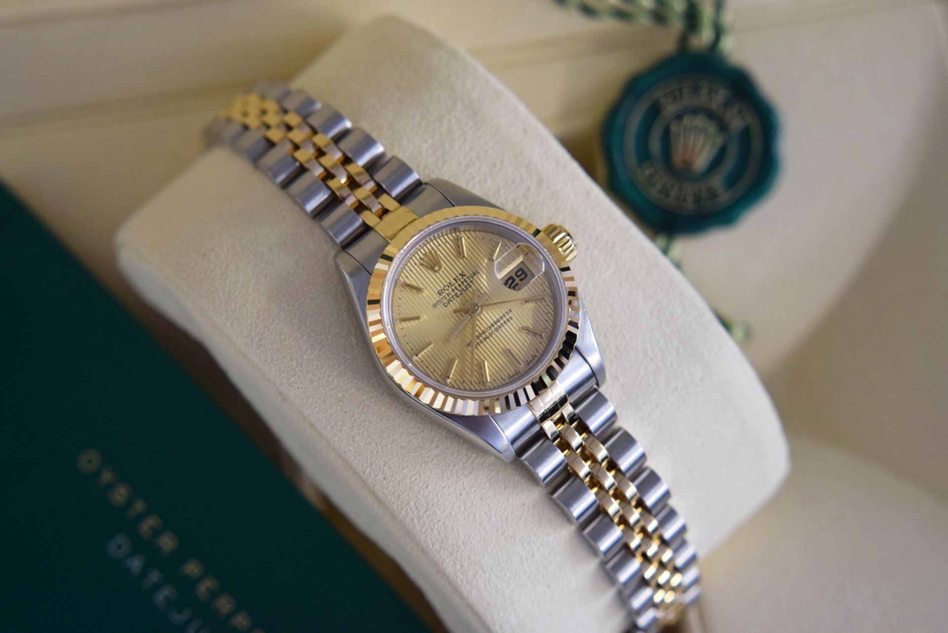 ROLEX DATEJUST - Ladies 26mm - STEEL & 18K GOLD with TAPESTRY DIAL - Image 5 of 9