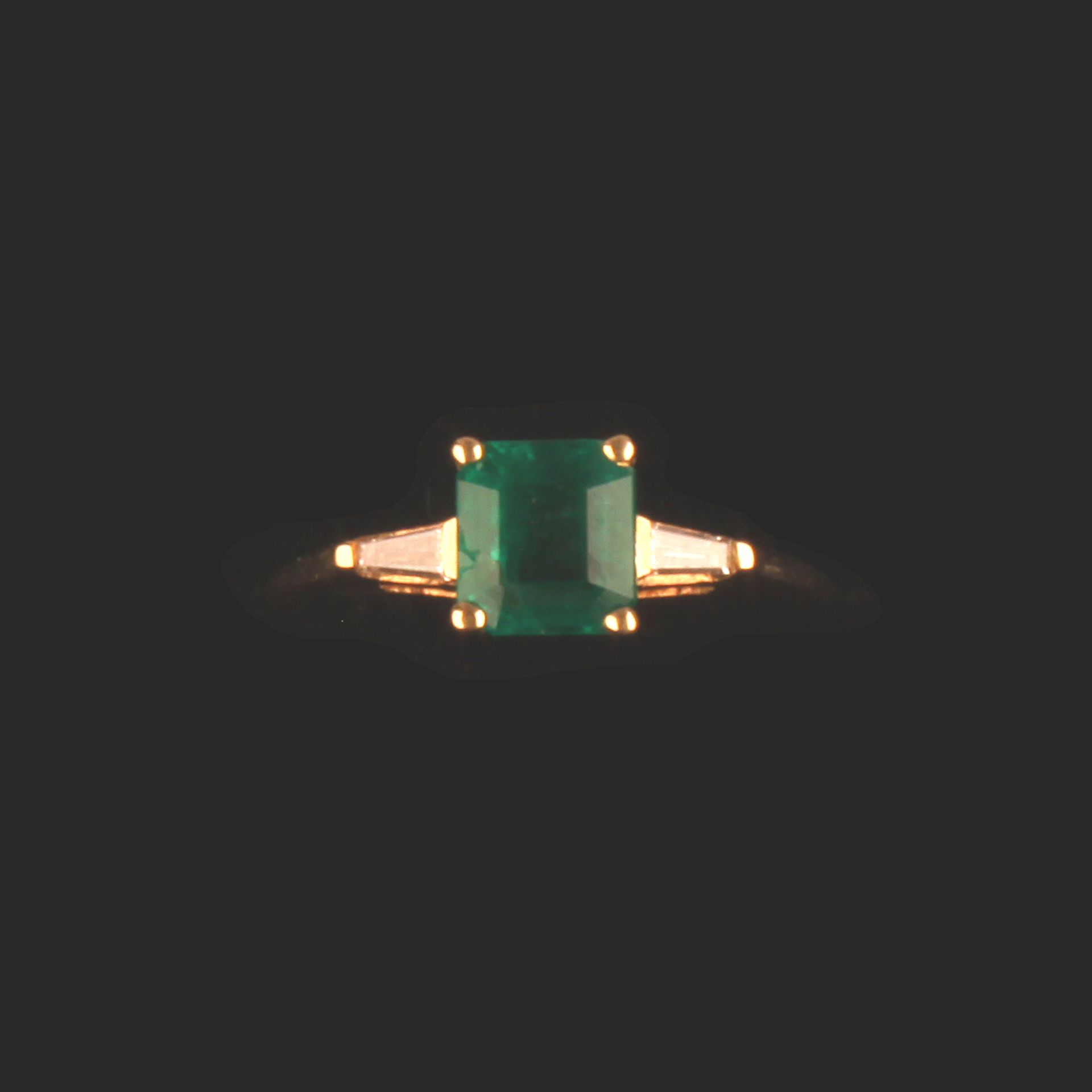 14ct GOLD RING SET WITH LARGE SQ CUT EMERALD & 2 X TAPERED BAGUETTE DIAMONDS - Image 4 of 4