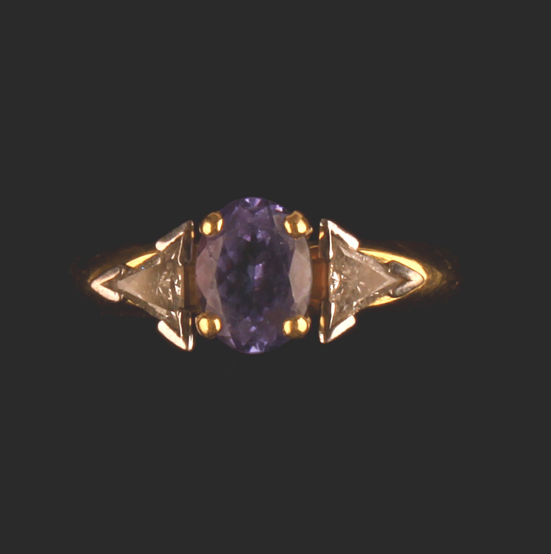 HIGH QUALITY 18ct GOLD TANZANITE FLANKED BY TWO TRILLION CUT DIAMONDS - Image 3 of 5