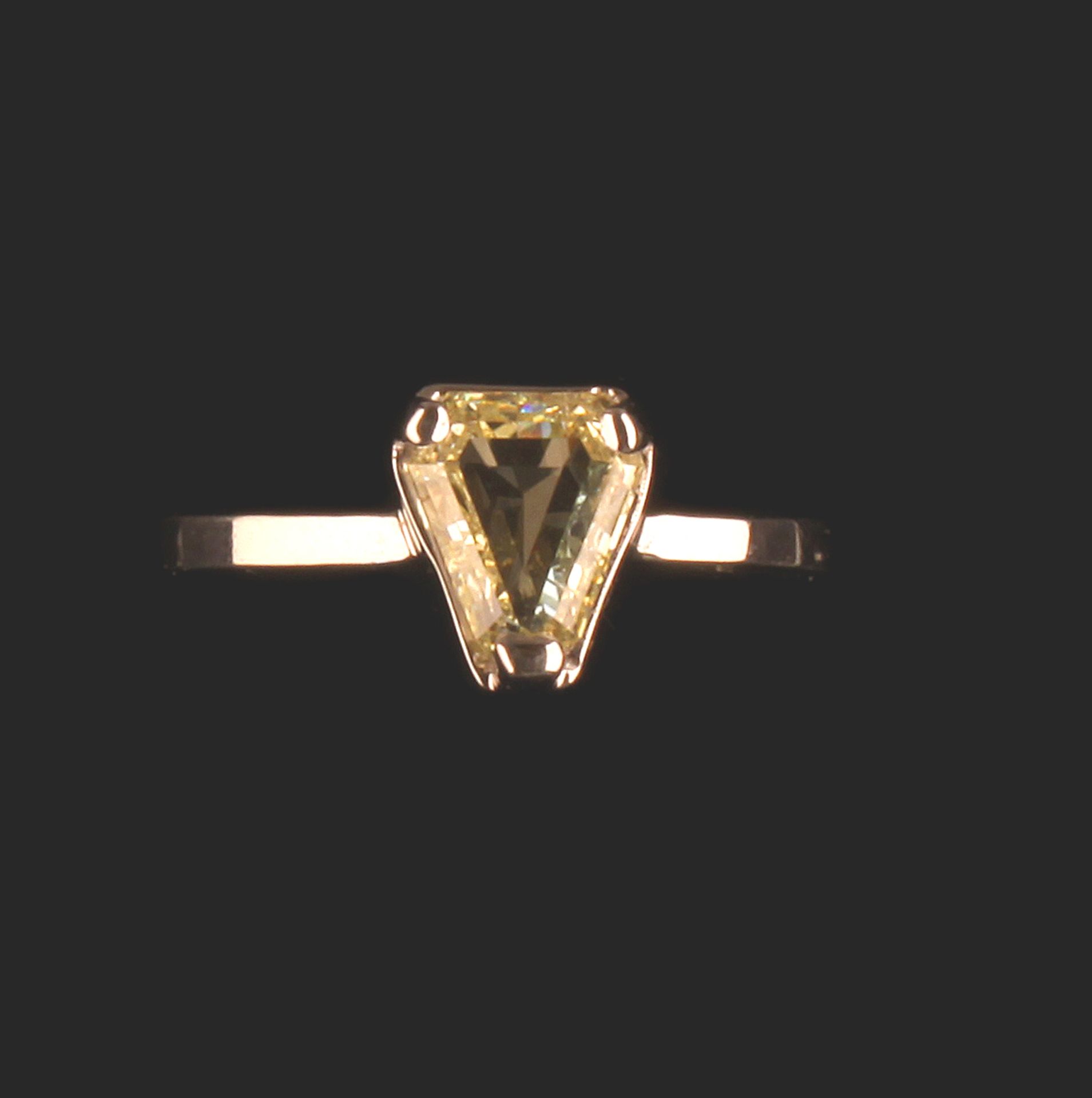 18ct WHITE GOLD SET WITH ONE TRILLION CUT YELLOW DIAMOND SI2 1.19ct - Image 4 of 6