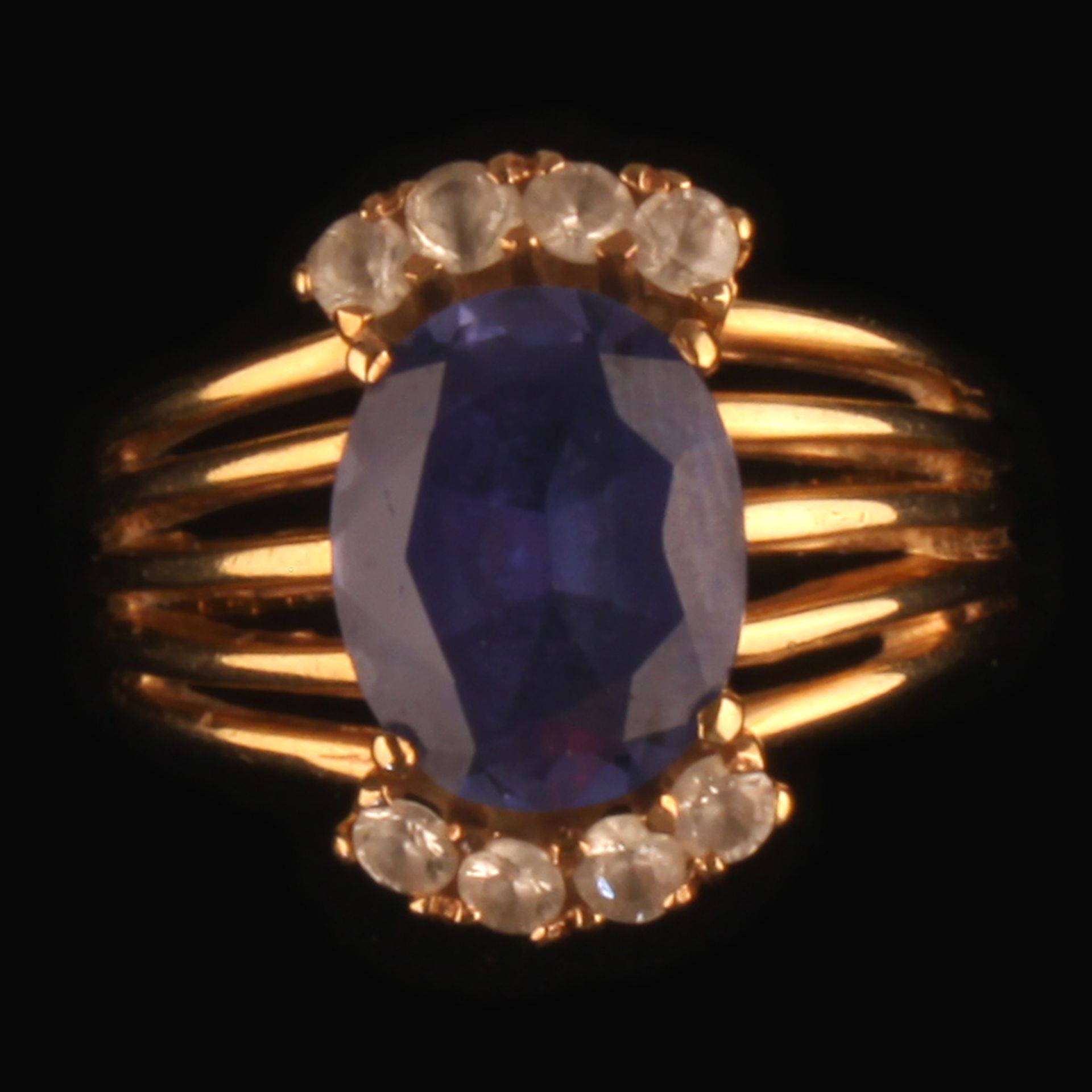 A DRESS RING SET WITH BEAUTIFUL COLOUR LARGE SAPPHIRE +8 WHITE STONES - Image 2 of 4