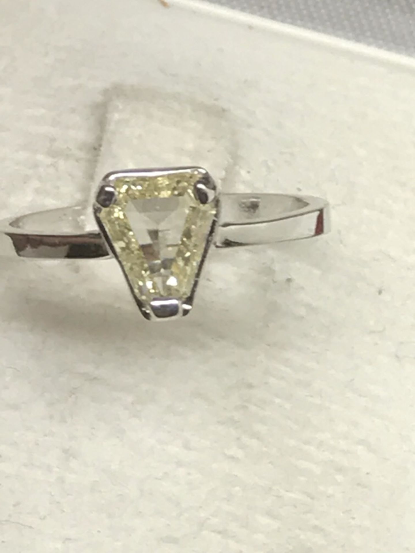 18ct WHITE GOLD SET WITH ONE TRILLION CUT YELLOW DIAMOND SI2 1.19ct