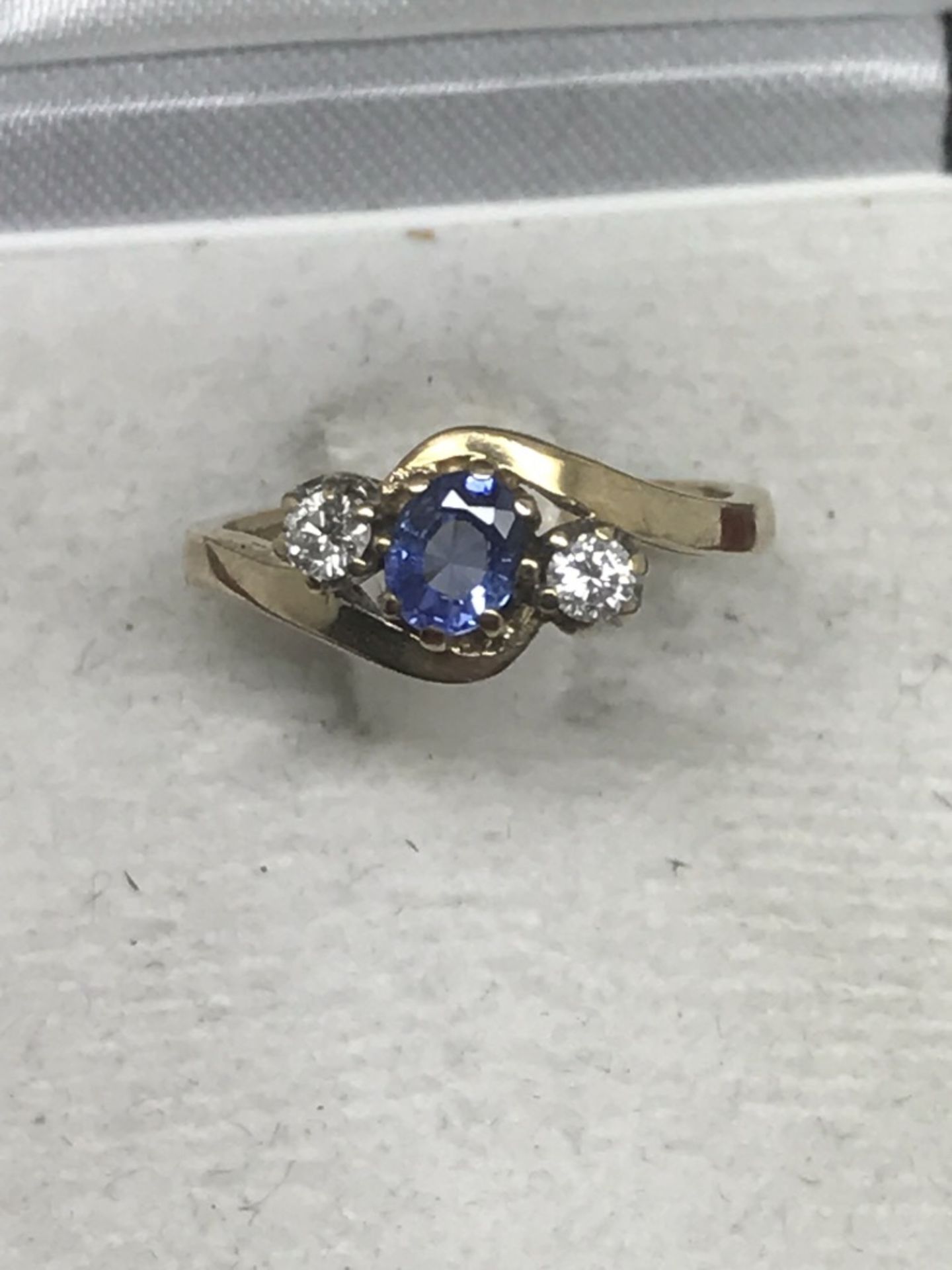 9ct GOLD SAPPHIRE & DIAMOND TWIST RING