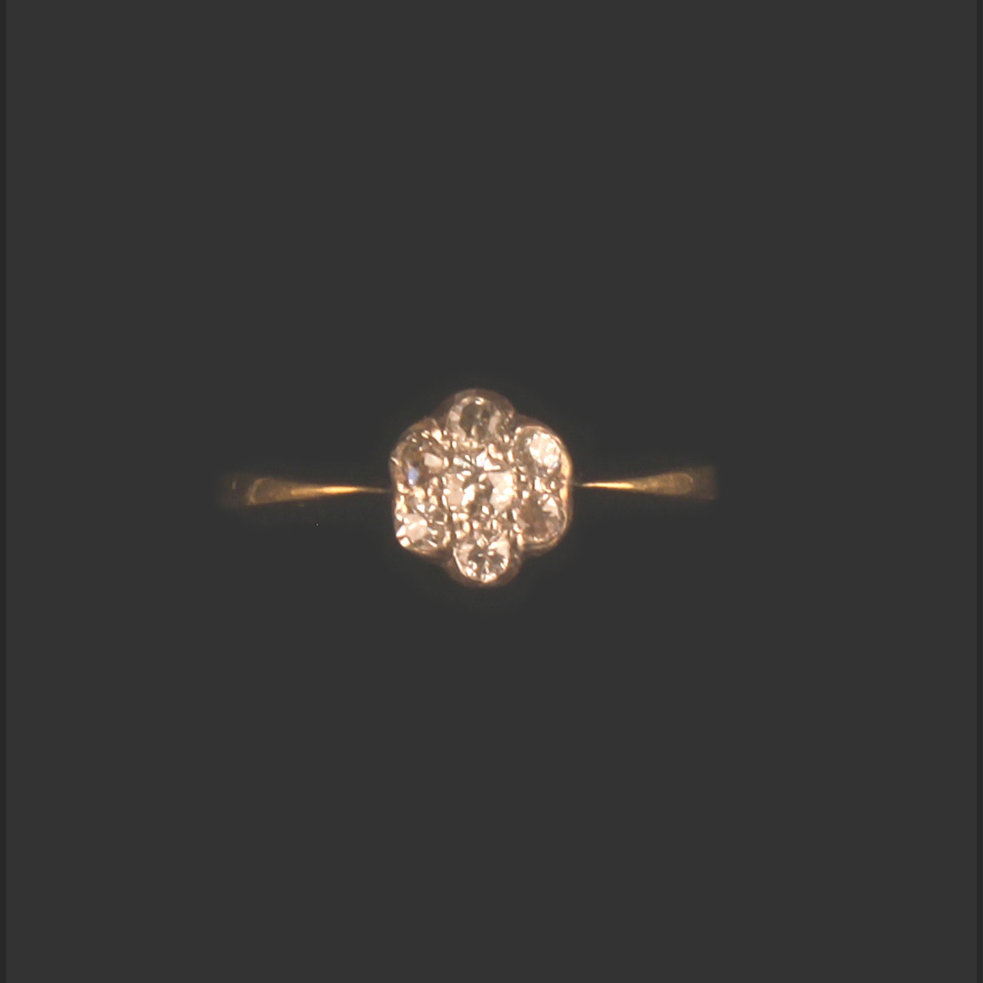 10ct GOLD DIAMOND CLUSTER RING - Image 4 of 4