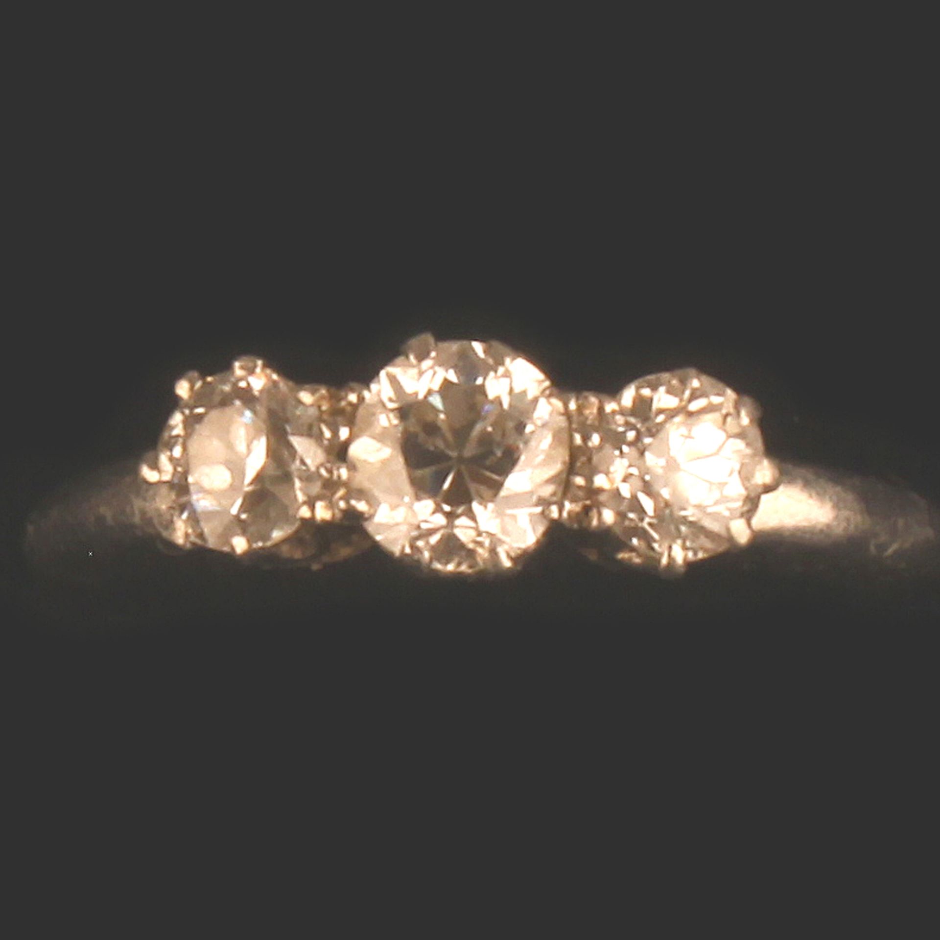 18ct GOLD & PLATINUM 3 STONE DIAMOND RING 0.45ct APPROX - SIZE L - Image 2 of 4