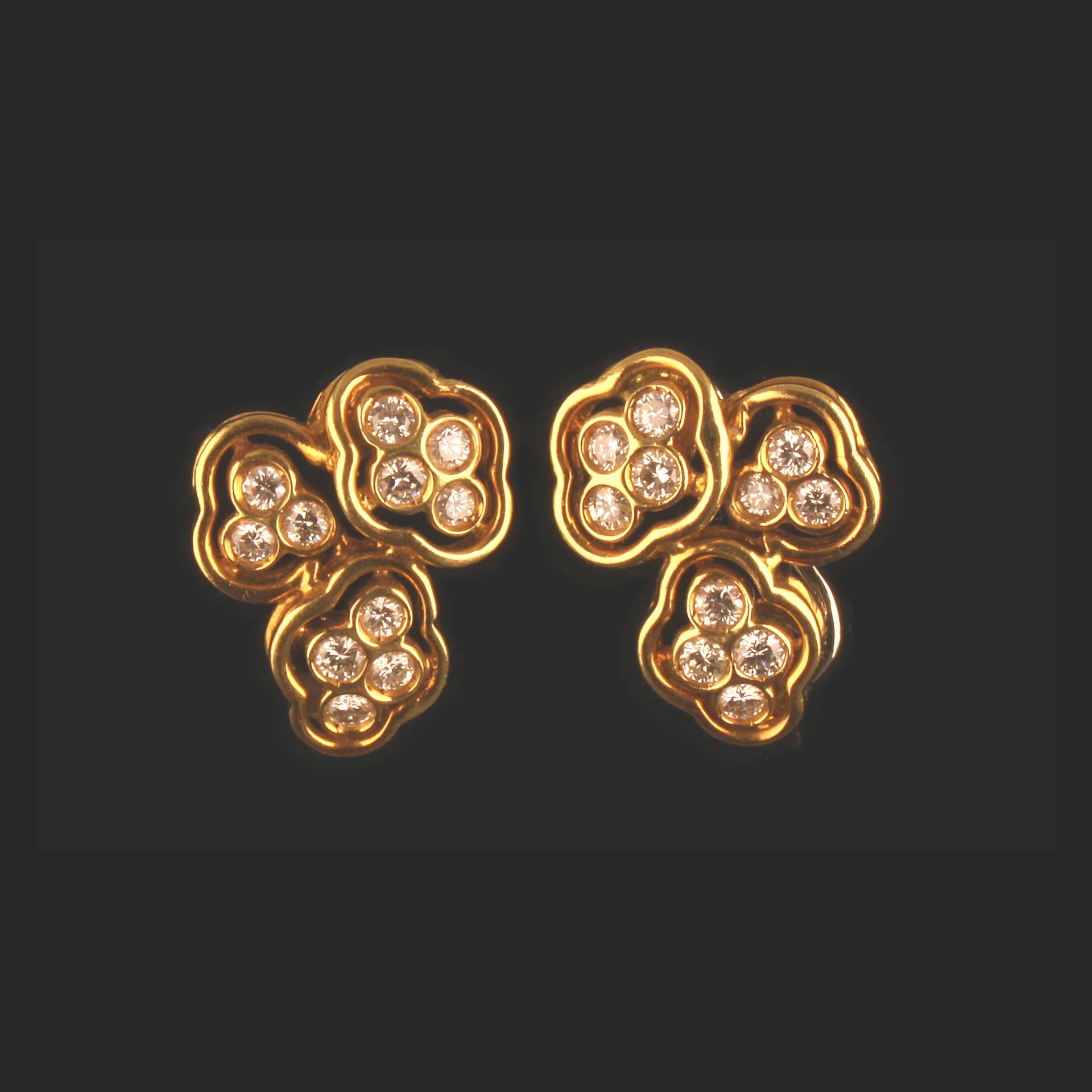 18ct YELLOW GOLD EARRINGS 1.10cts OF HIGH QUALITY DIAMONDS VS CLARITY & E/F COLOUR - Image 5 of 6