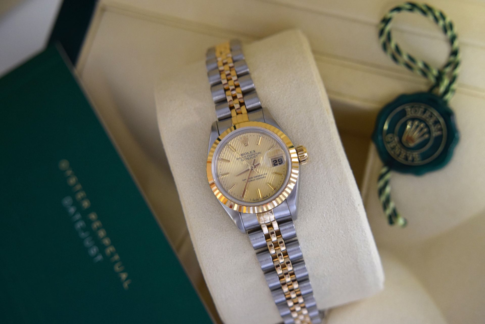 ROLEX DATEJUST - Ladies 26mm - STEEL & 18K GOLD with TAPESTRY DIAL - Image 7 of 9