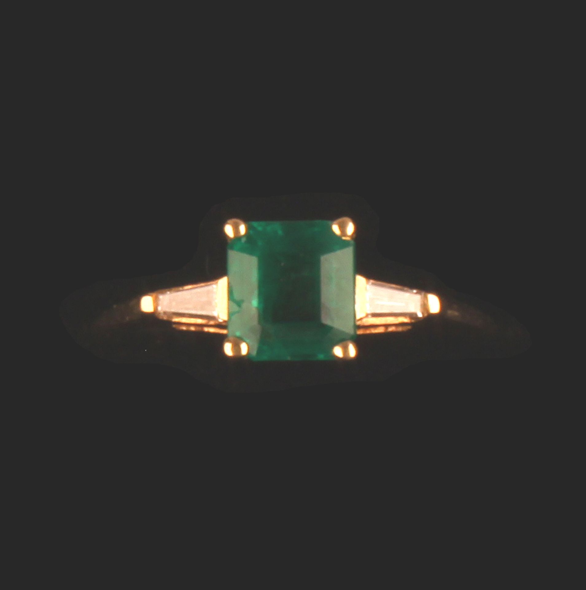 14ct GOLD RING SET WITH LARGE SQ CUT EMERALD & 2 X TAPERED BAGUETTE DIAMONDS - Image 3 of 4