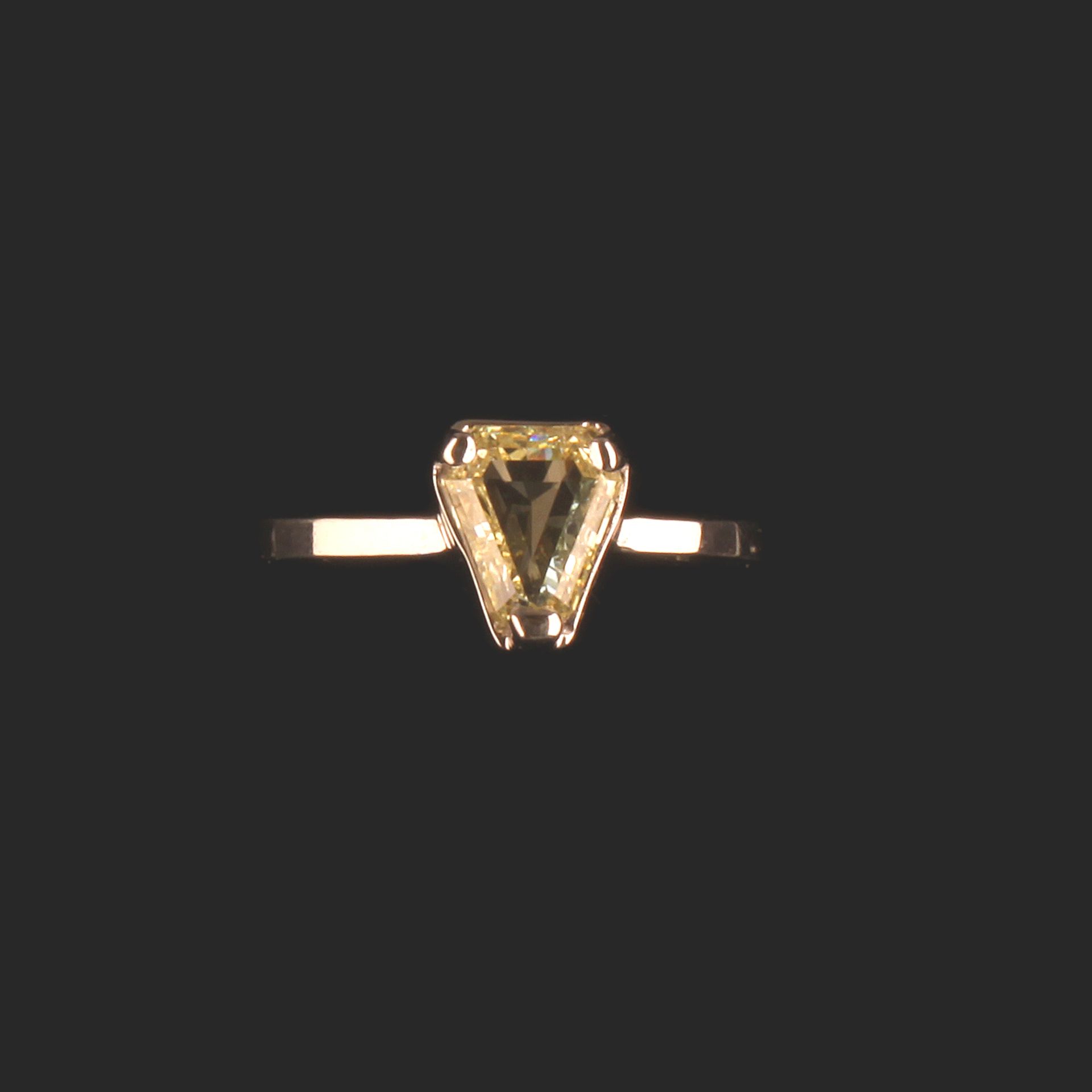 18ct WHITE GOLD SET WITH ONE TRILLION CUT YELLOW DIAMOND SI2 1.19ct - Image 5 of 6