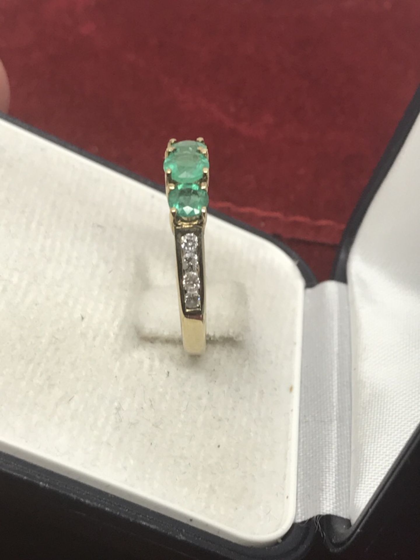 9ct GOLD 3 HIGH QUALITY EMERALDS WITH DIAMOND SHOULDERS - SIZE O - Image 2 of 5