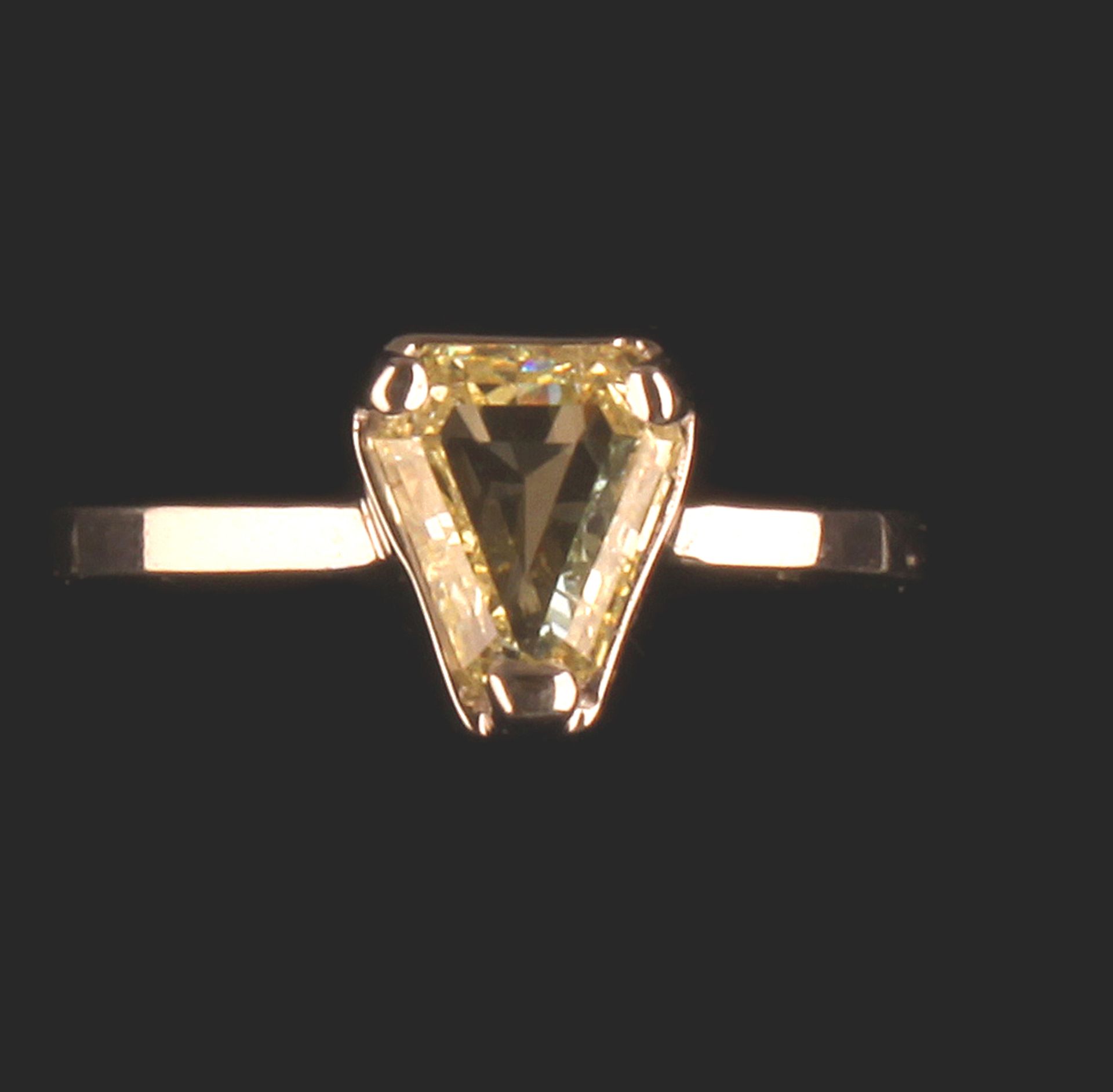 18ct WHITE GOLD SET WITH ONE TRILLION CUT YELLOW DIAMOND SI2 1.19ct - Image 3 of 6