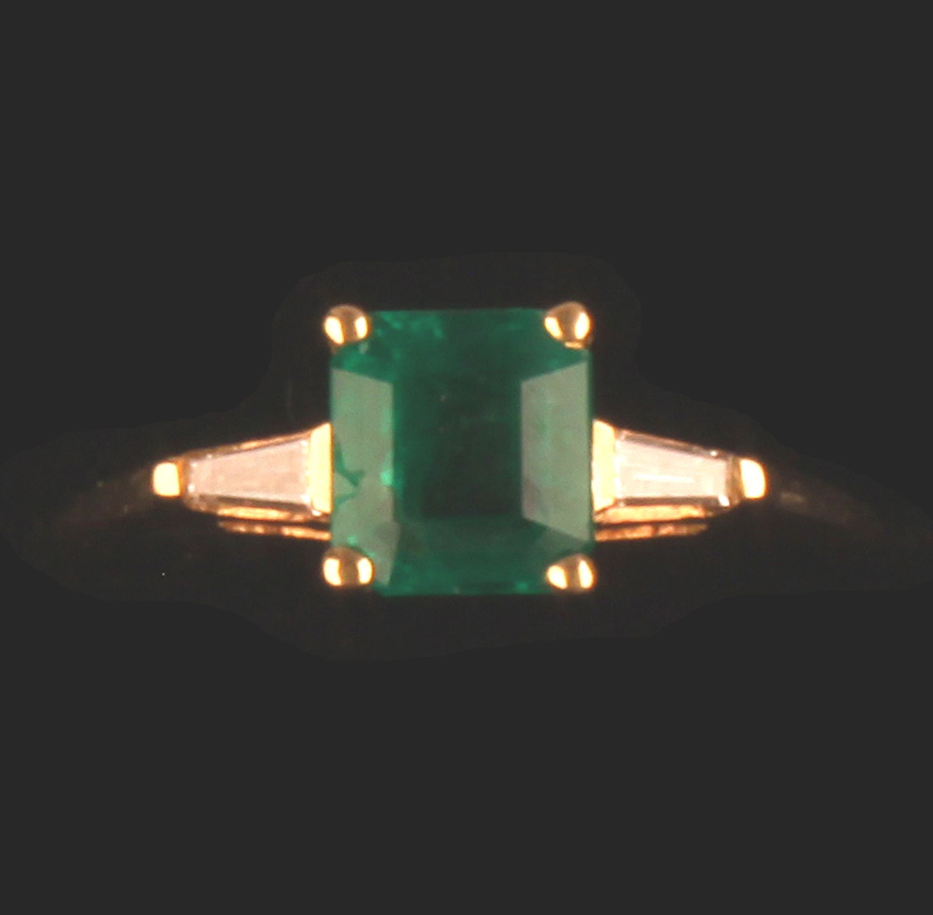 14ct GOLD RING SET WITH LARGE SQ CUT EMERALD & 2 X TAPERED BAGUETTE DIAMONDS - Image 2 of 4