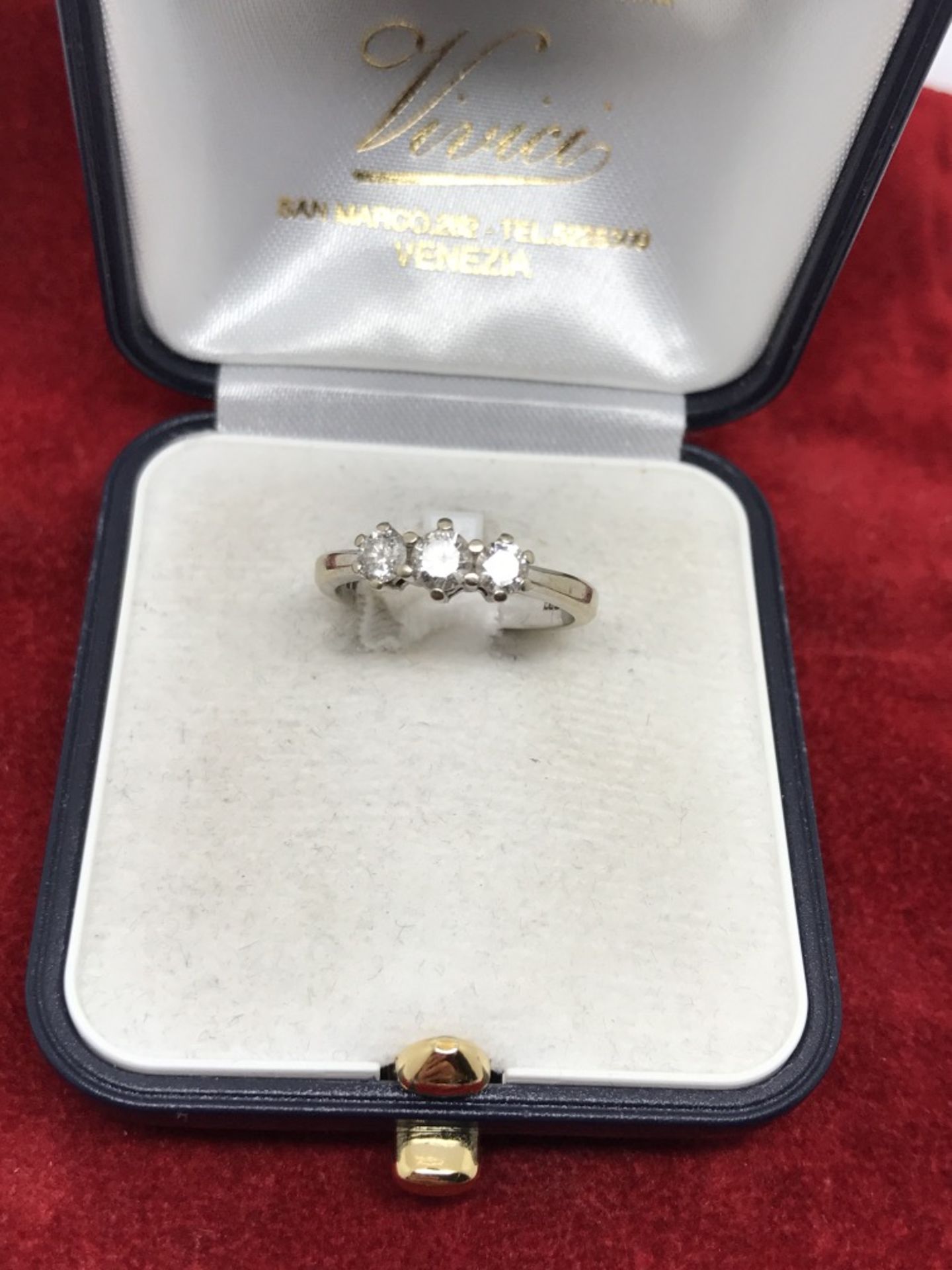 18ct WHITE GOLD 3 STONE DIAMOND RING - Image 2 of 3