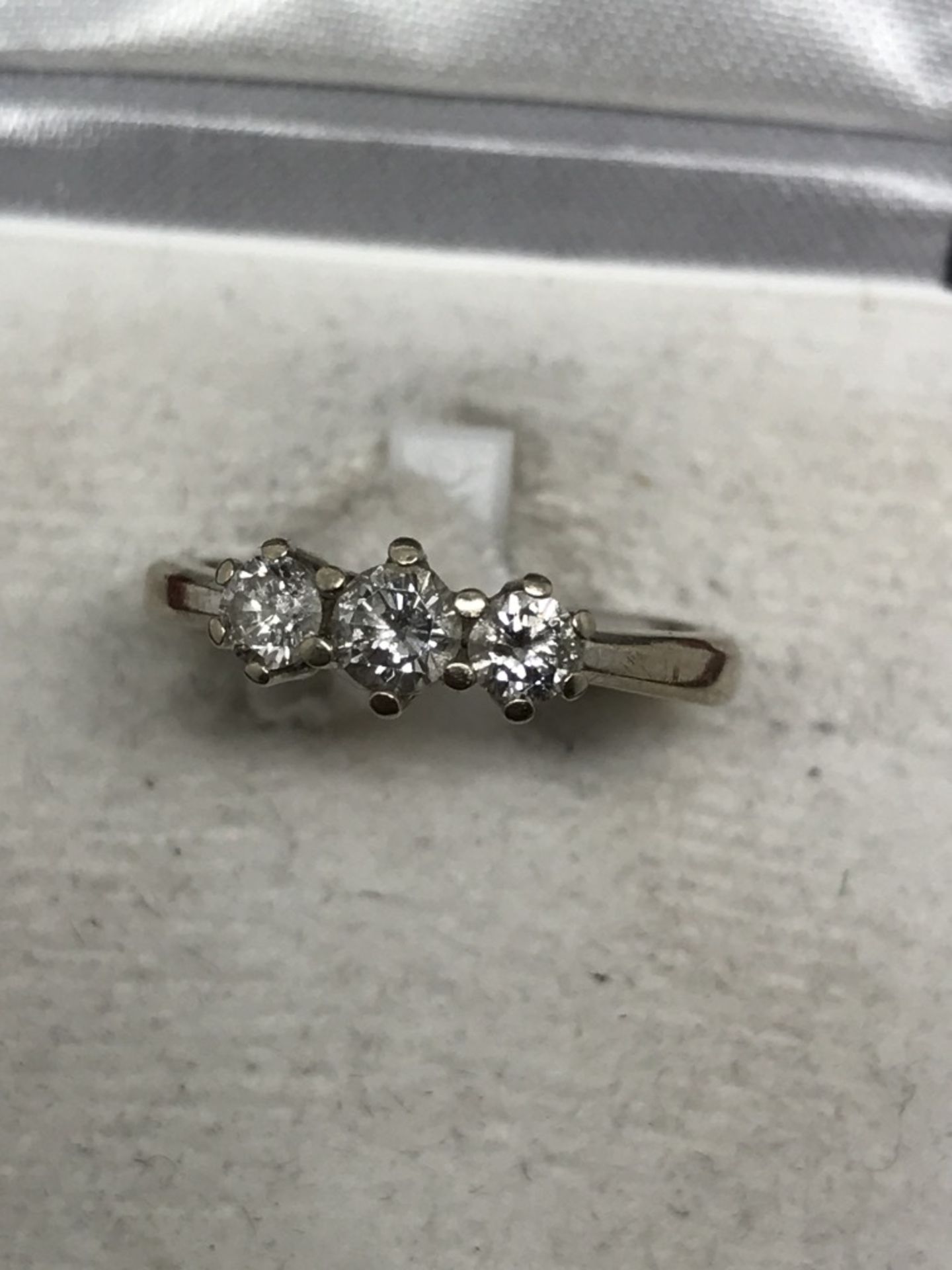 18ct WHITE GOLD 3 STONE DIAMOND RING - Image 3 of 3