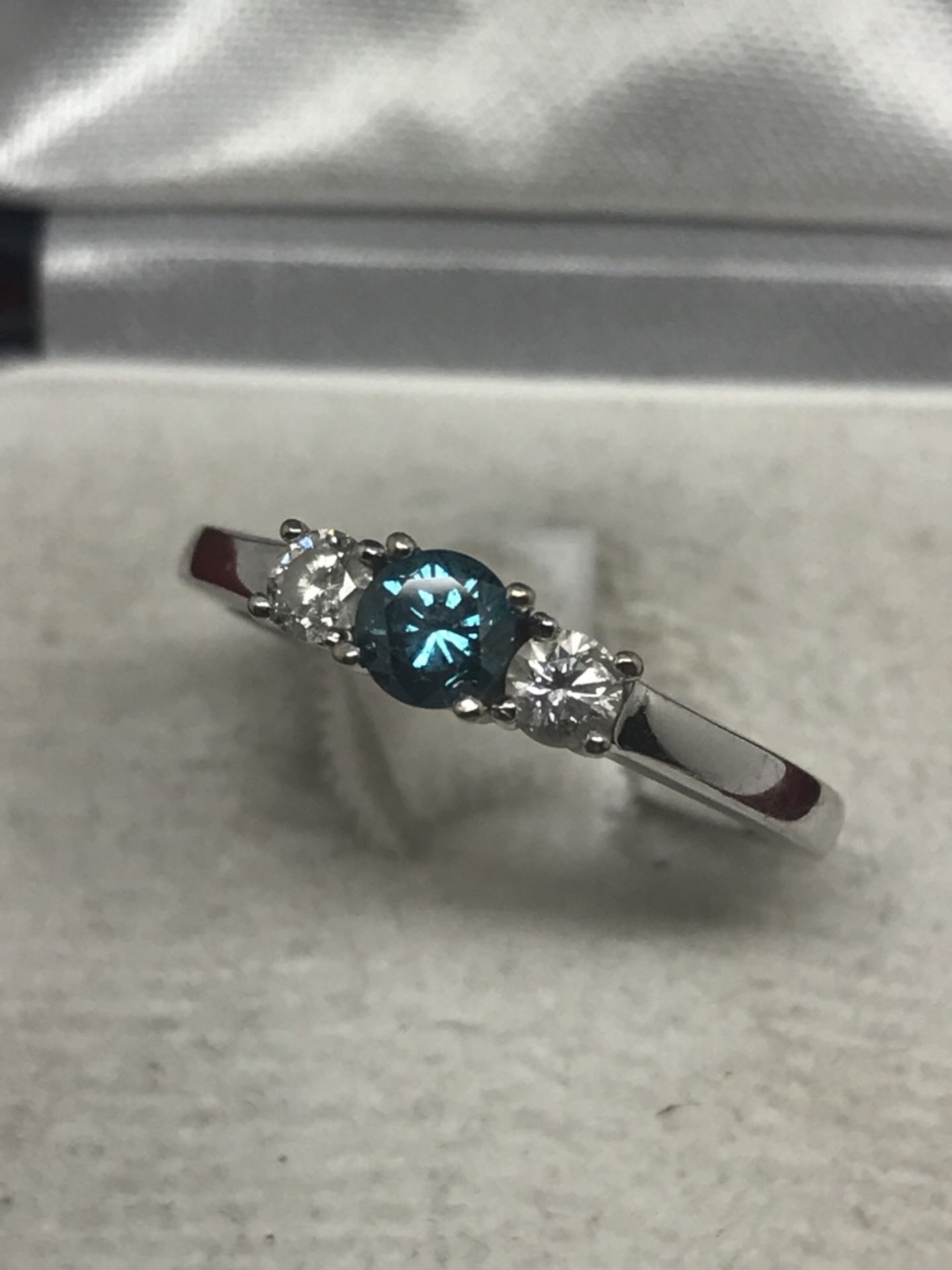 10k White Gold Blue & White Diamond Ring - Image 2 of 2