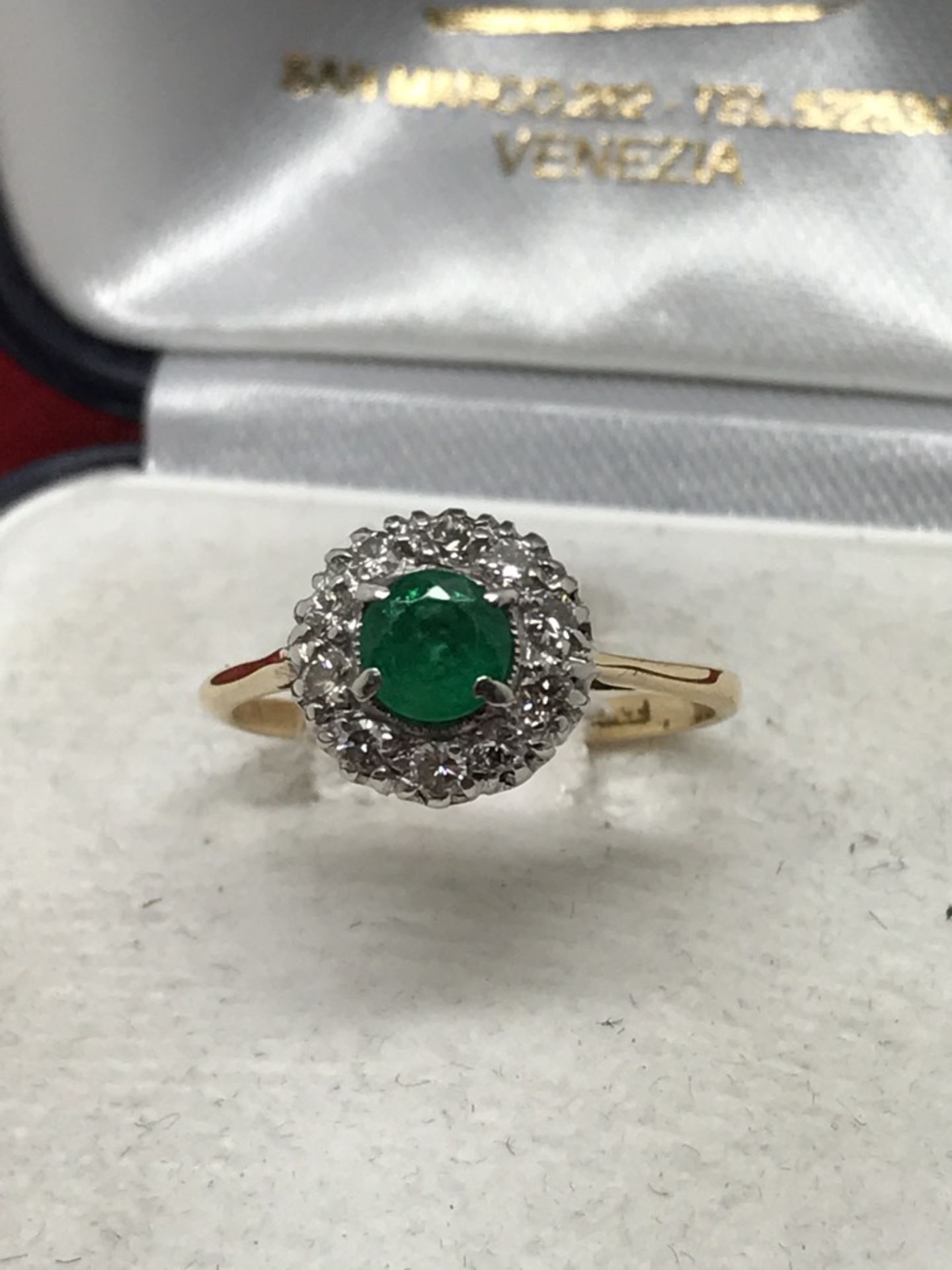 18ct GOLD EMERALD & DIAMOND CLUSTER RING