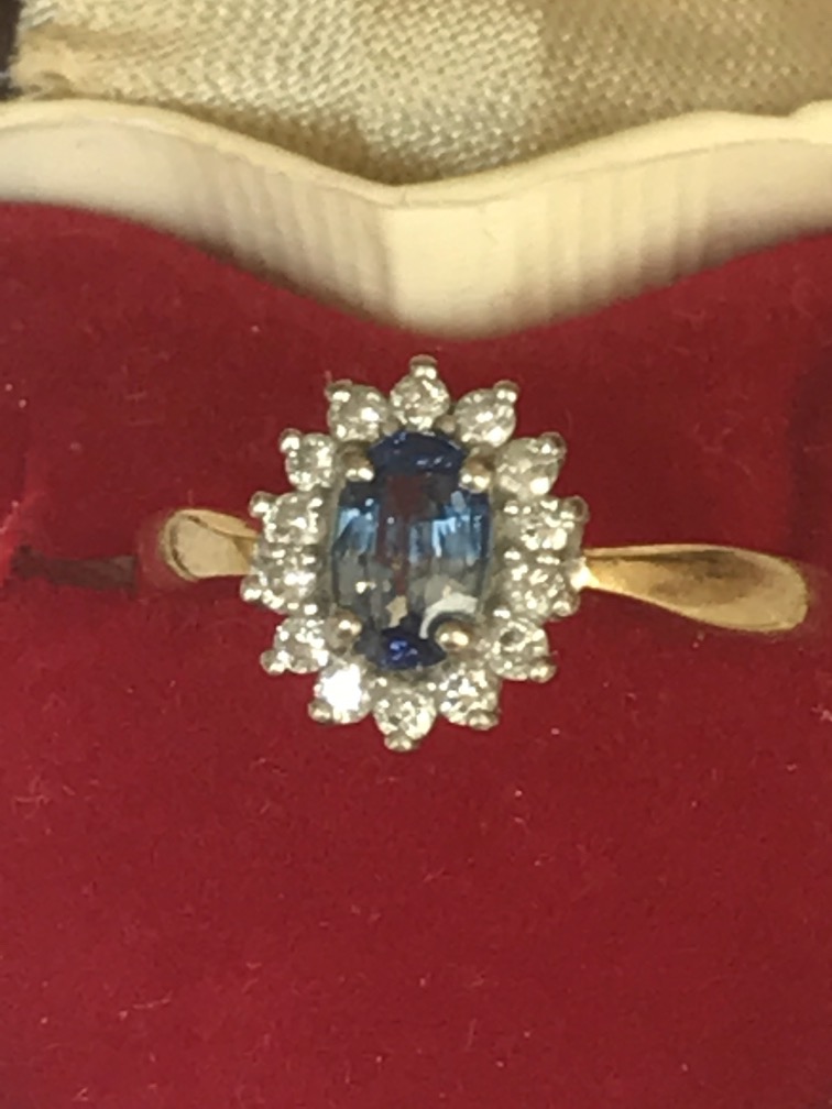 18ct GOLD SAPPHIRE & DIAMOND CLUSTER RING