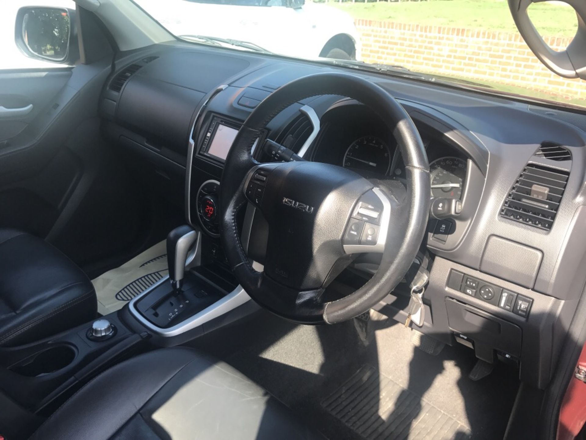 2015 ISUZU D-MAX UTAH HIGH SPEC PICK UP 2.5 AUTO - Image 11 of 24