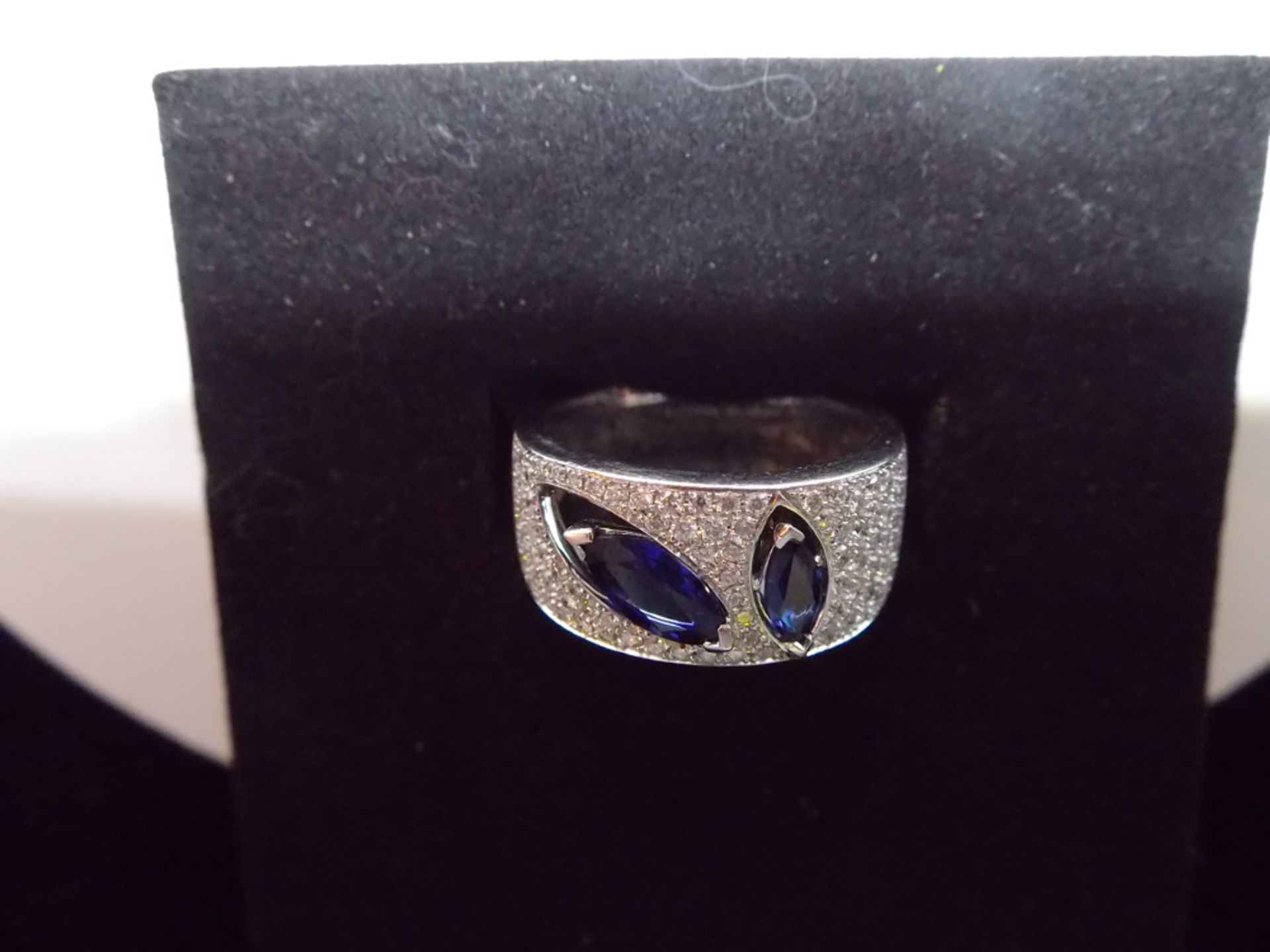 18CT White Gold and Sapphire ring - Image 2 of 4