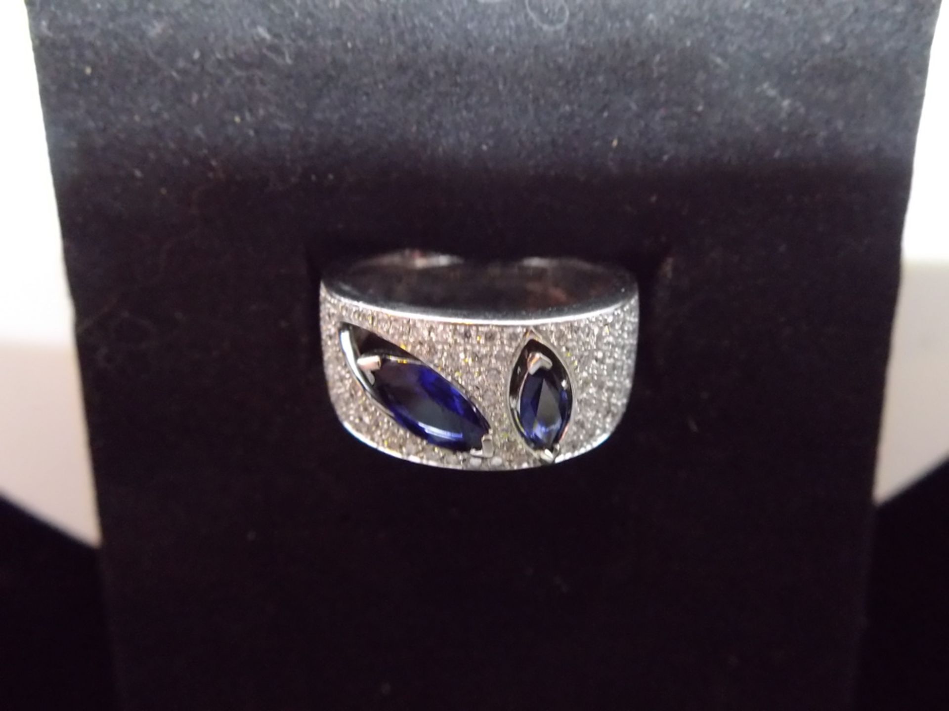 18CT White Gold and Sapphire ring - Image 3 of 4