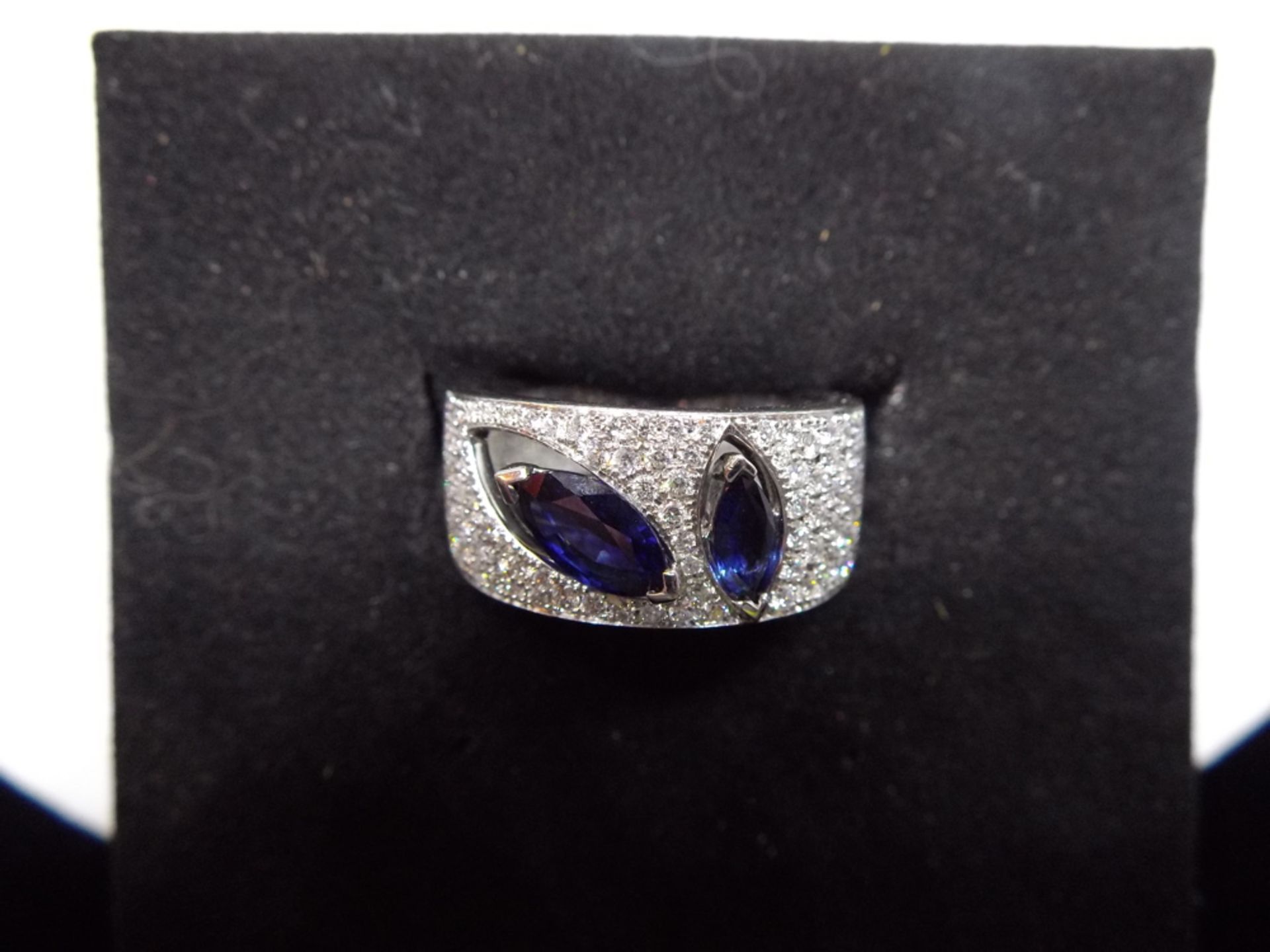 18CT White Gold and Sapphire ring - Image 4 of 4