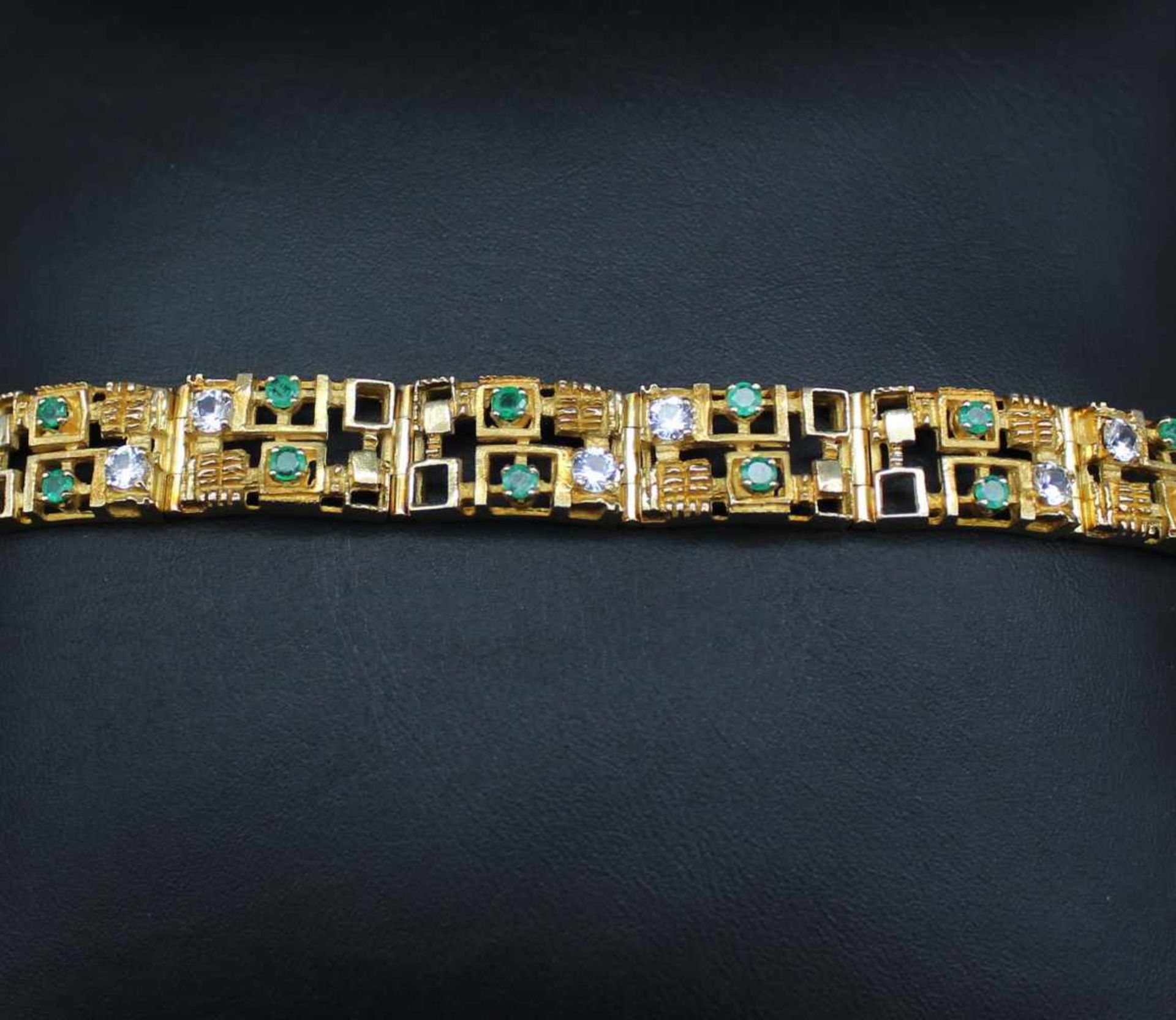 Armband in 750er Gelbgold gearbeitet mit 20 Smaragden, gesamt ca. 1,6 ct und 10 synthetischen - Bild 2 aus 3