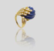 Ring in 750er Gold gearbeitet mit einem Lapislazuli, ca. 10 ct und 33 Brillanten, gesamt ca. 1 ct,