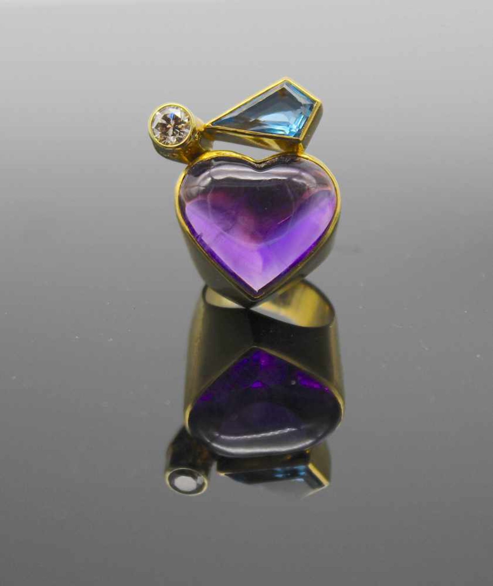 Ring gearbeitet in 750er Gold mit einem Amethyst in Herzform, ca. 5,35 ct, einem blauen Topas, ca. - Bild 2 aus 3