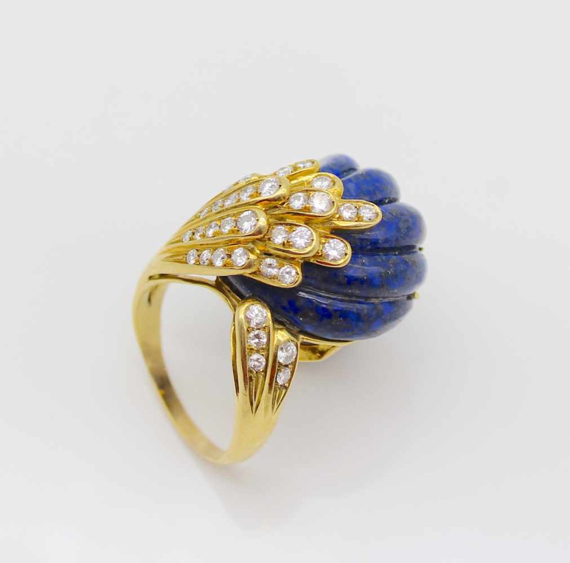 Ring in 750er Gold gearbeitet mit einem Lapislazuli, ca. 10 ct und 33 Brillanten, gesamt ca. 1 ct, - Bild 2 aus 3